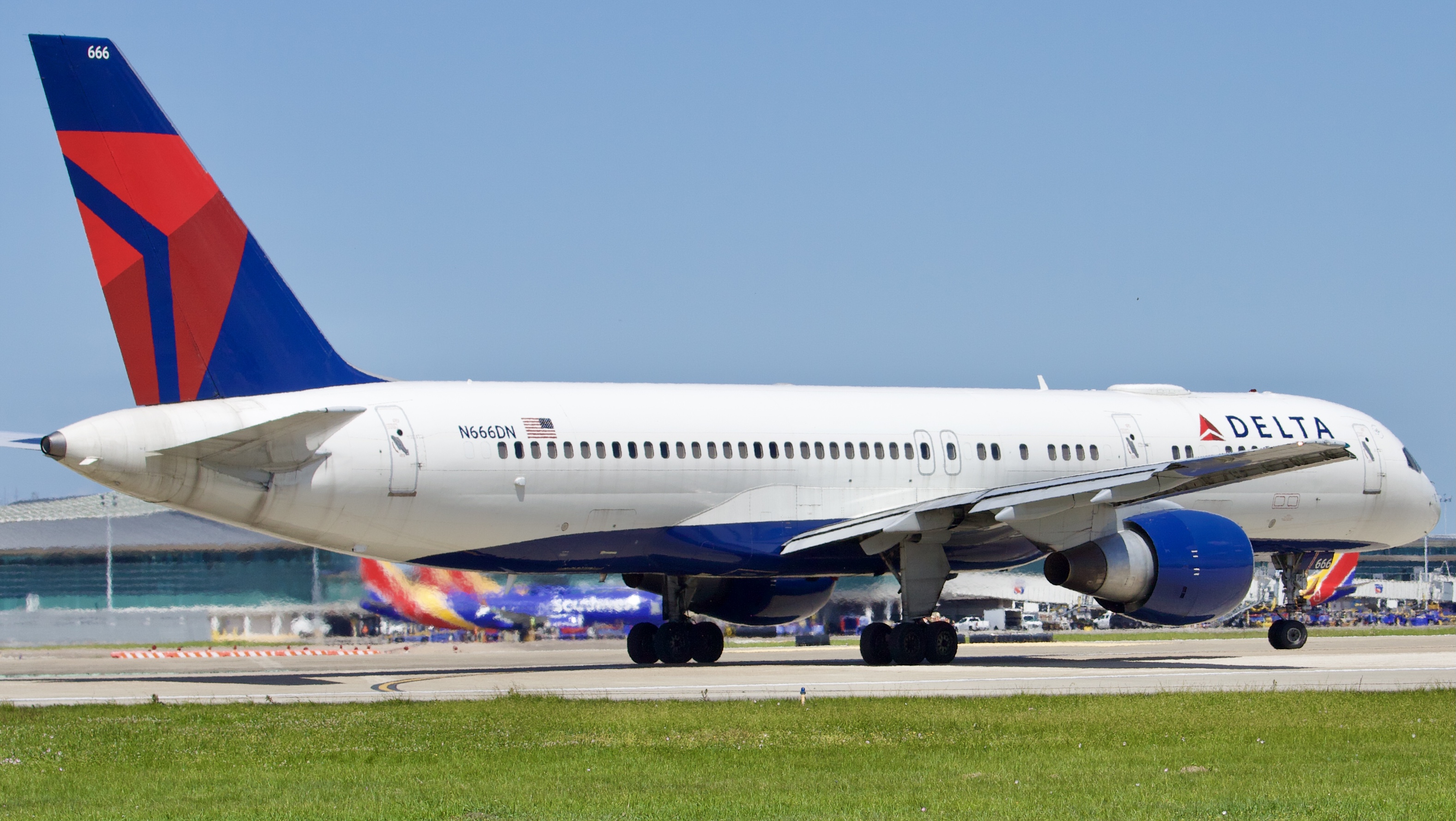 Full size: Delta Airlines Boeing 757-200 N666DN at William P Hobby Airport