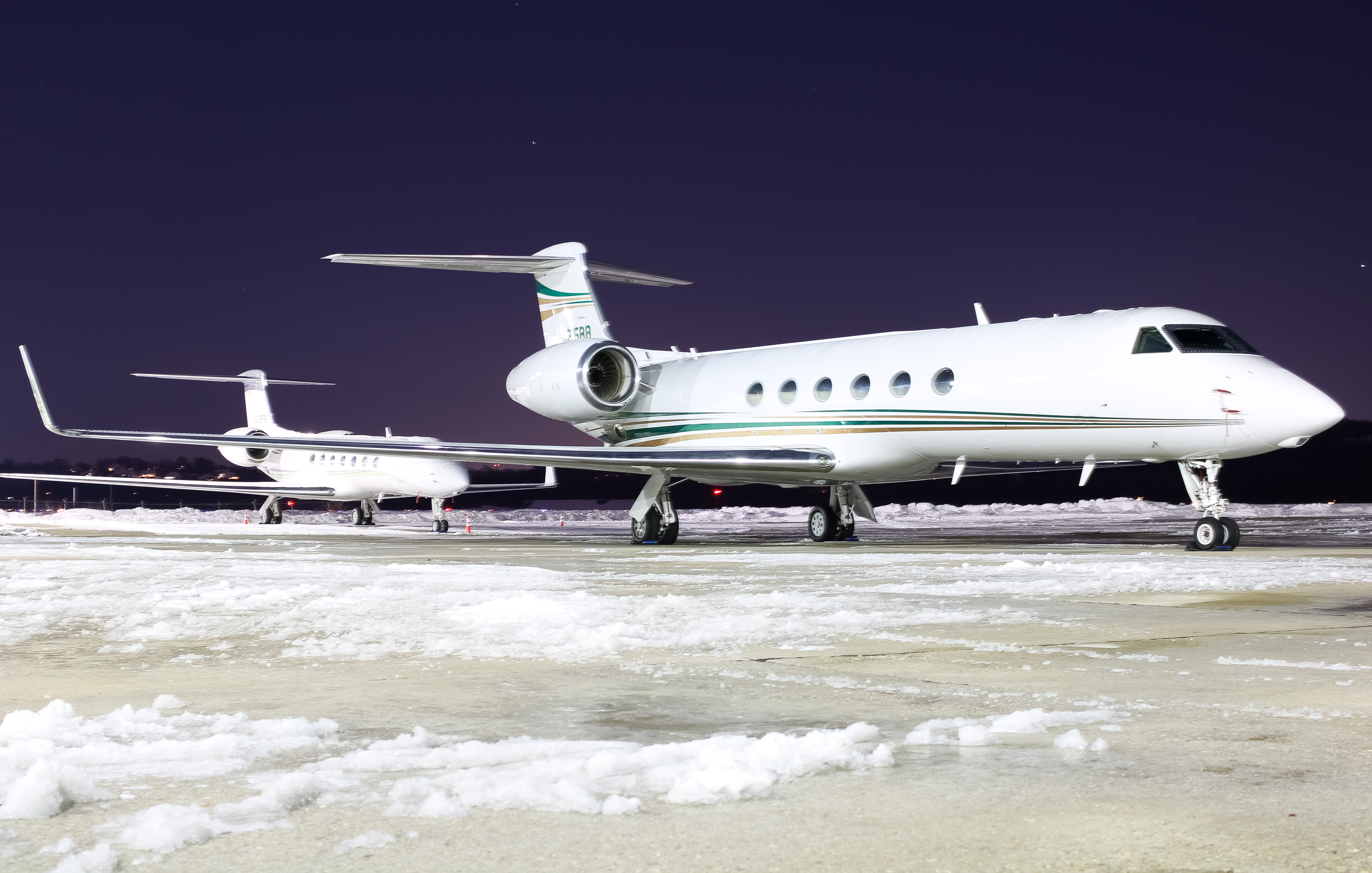 Full size: PRIVATE  Gulfstream G550 N215BB at Cincinnati Municipal Airport/Lunken Field