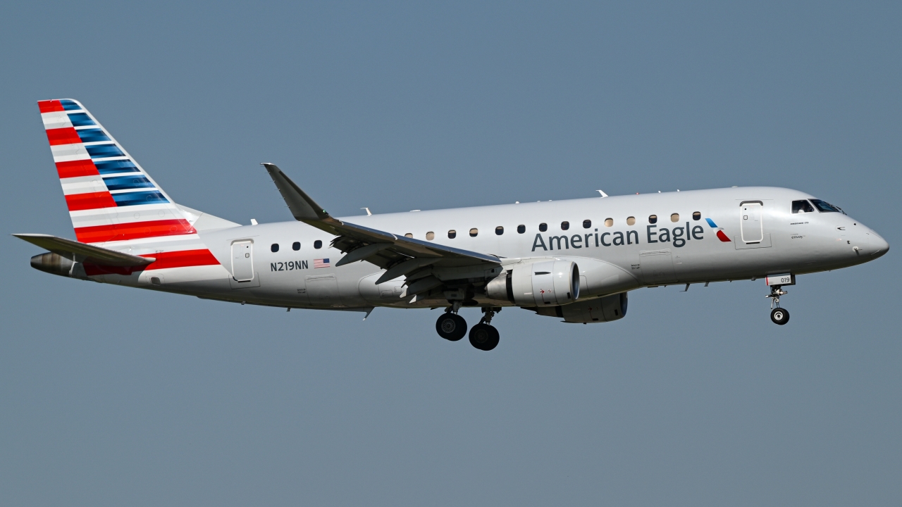 Full size: American Eagle Embraer E175 N219NN at Dallas-Fort Worth International Airport