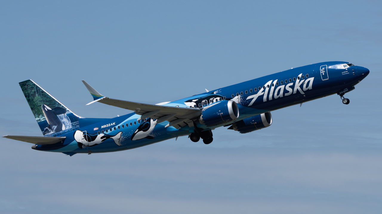 Full size: Alaska Airlines Boeing 737 MAX 9 N932AK at Vancouver International Airport