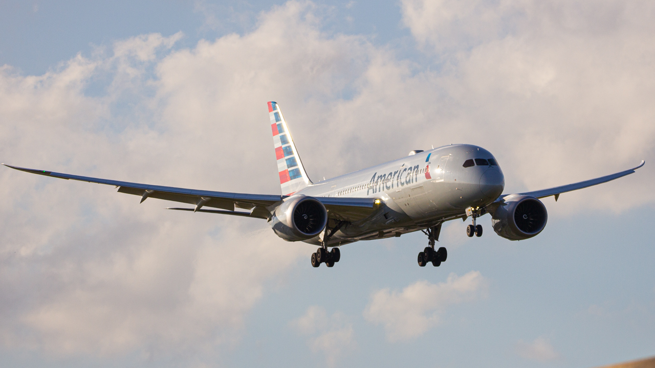 Full size: American Airlines Boeing 787-8 N871AY at Miami International Airport