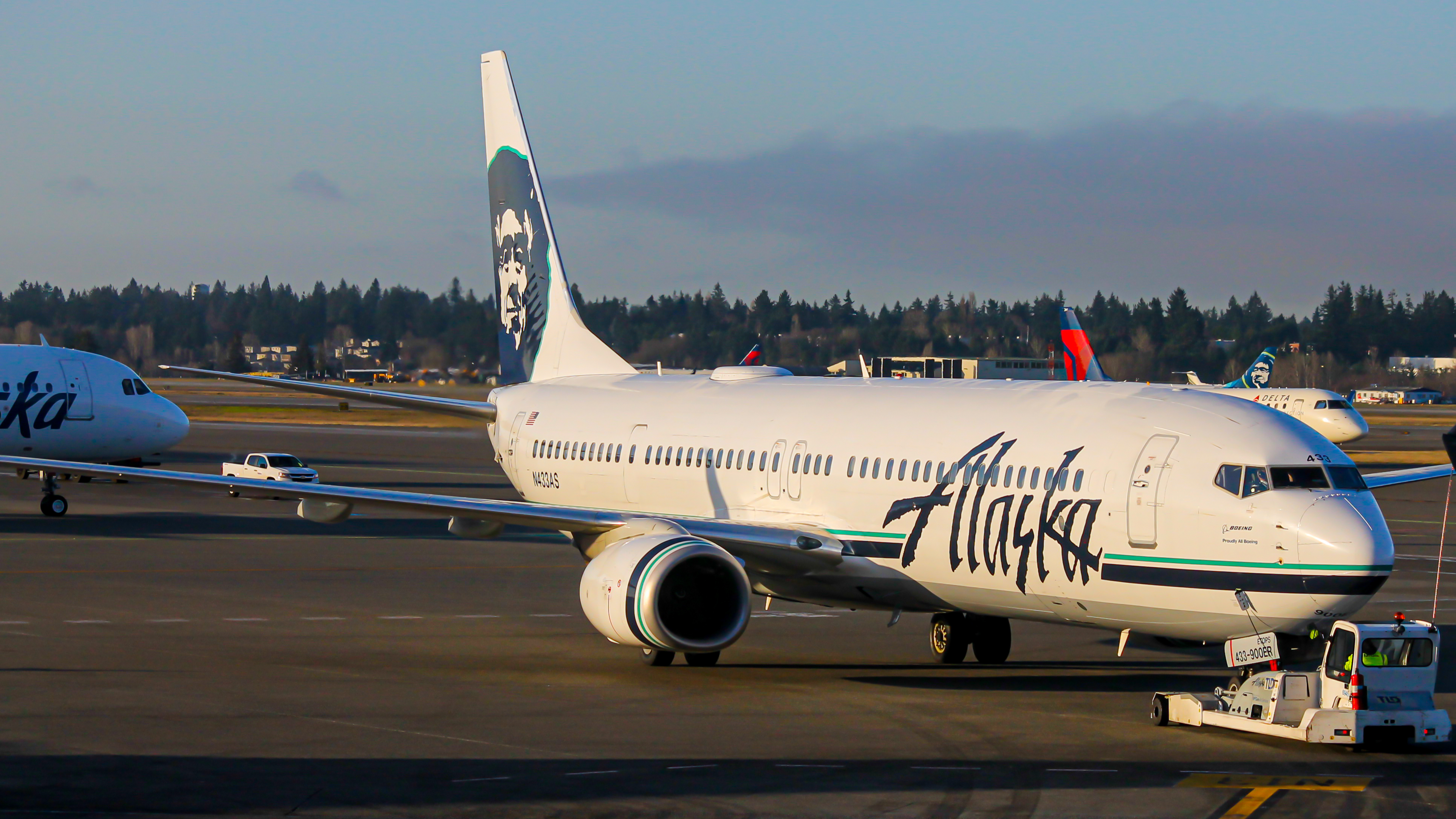 Full size: Alaska Airlines Boeing 737-900ER N433AS at Seattle-Tacoma International Airport