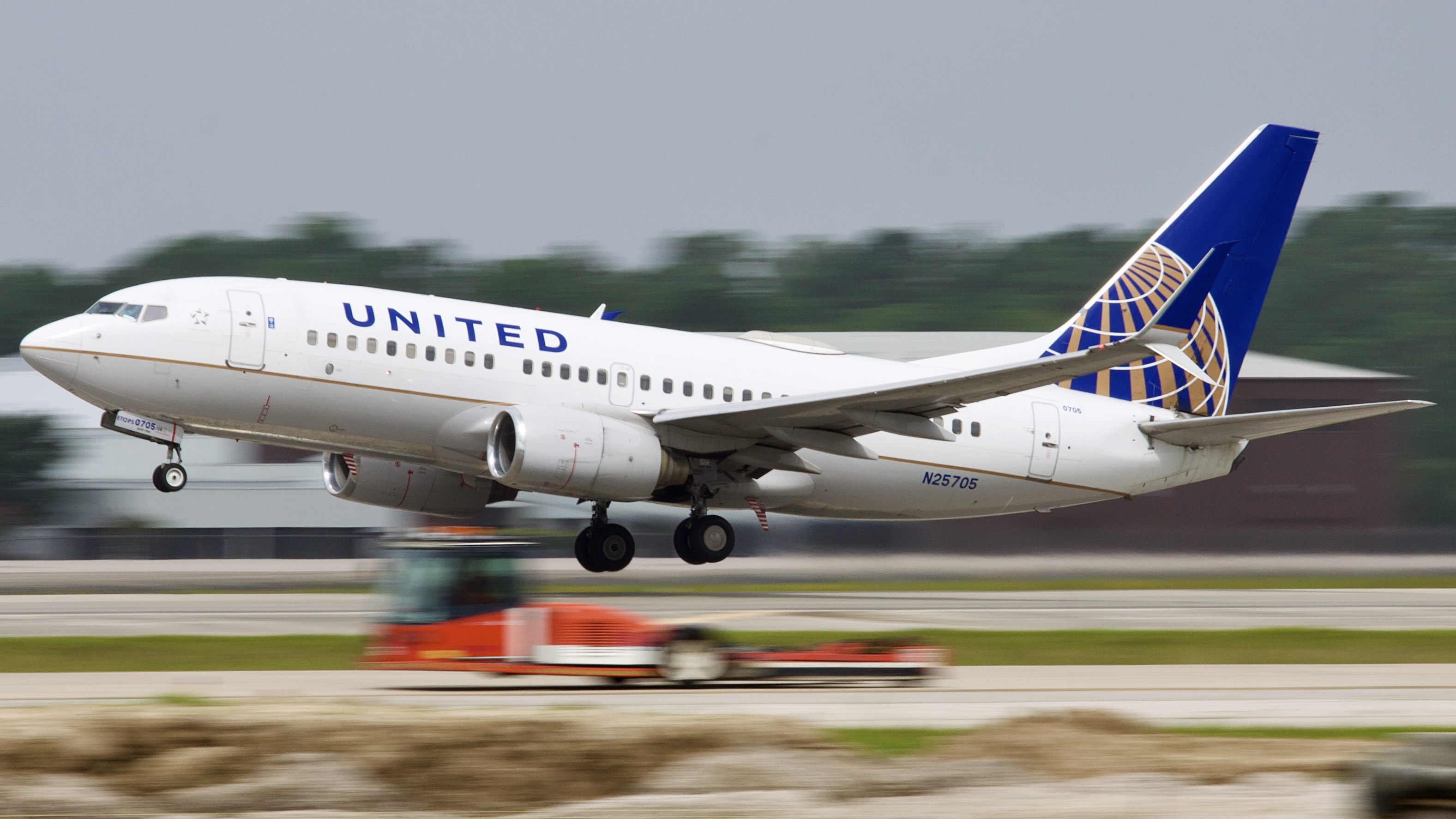 Full size: United Airlines Boeing 737-700 N25705 at Houston-George Bush Intercontinental Airport