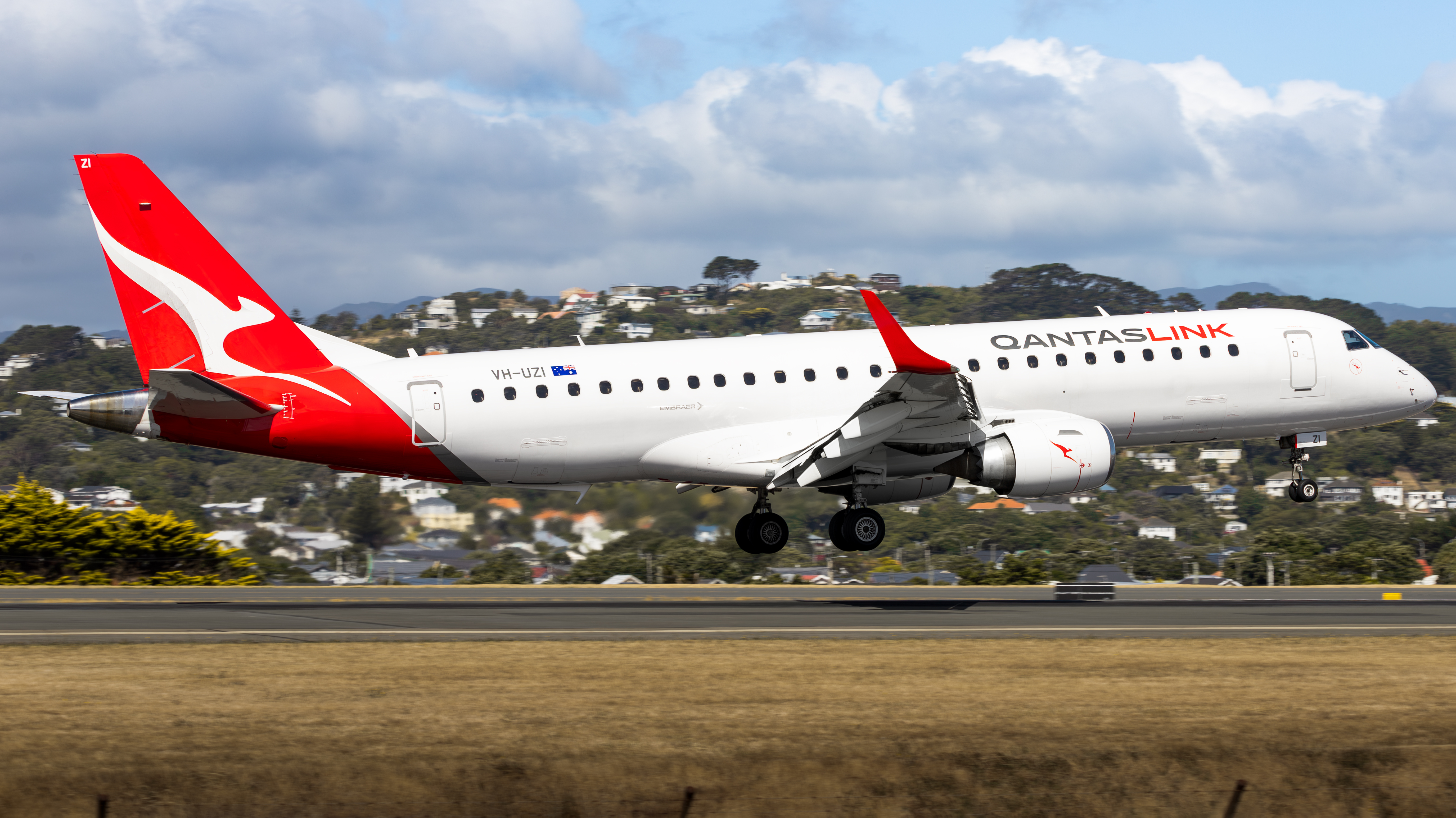 Full size: QantasLink Embraer E190 VH-UZI at Wellington International Airport
