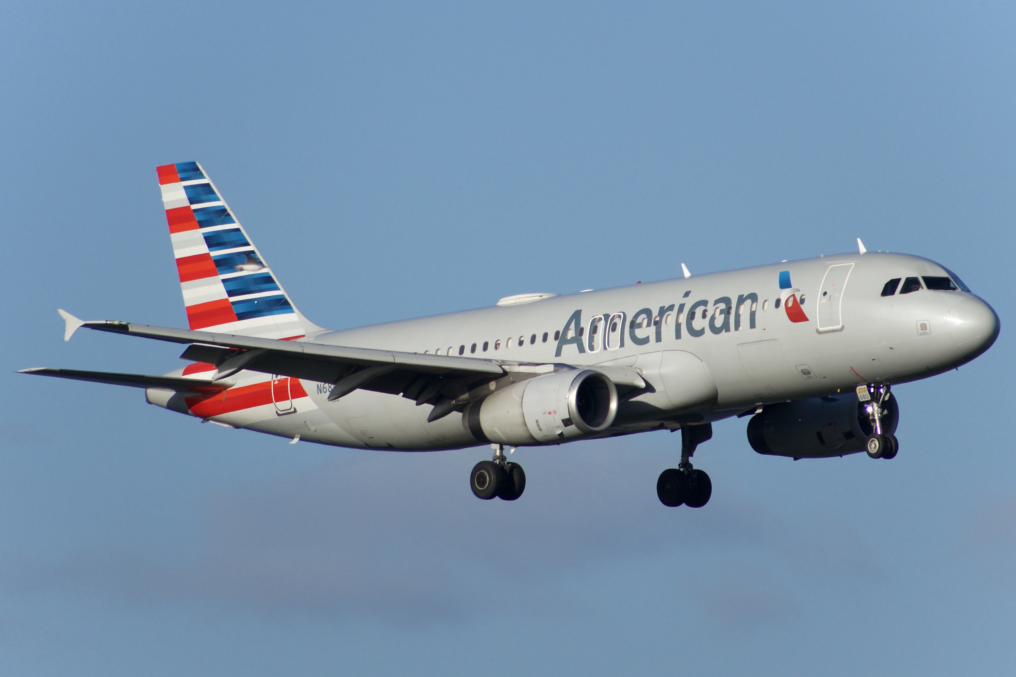 Full size: American Airlines Airbus A320 N680AW at Orlando International Airport