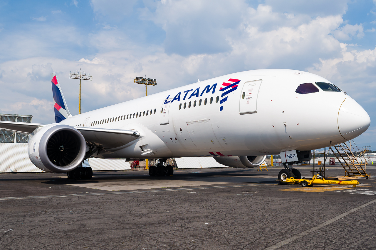Full size: LATAM Boeing 787-8 CC-BBG at Mexico City International Airport