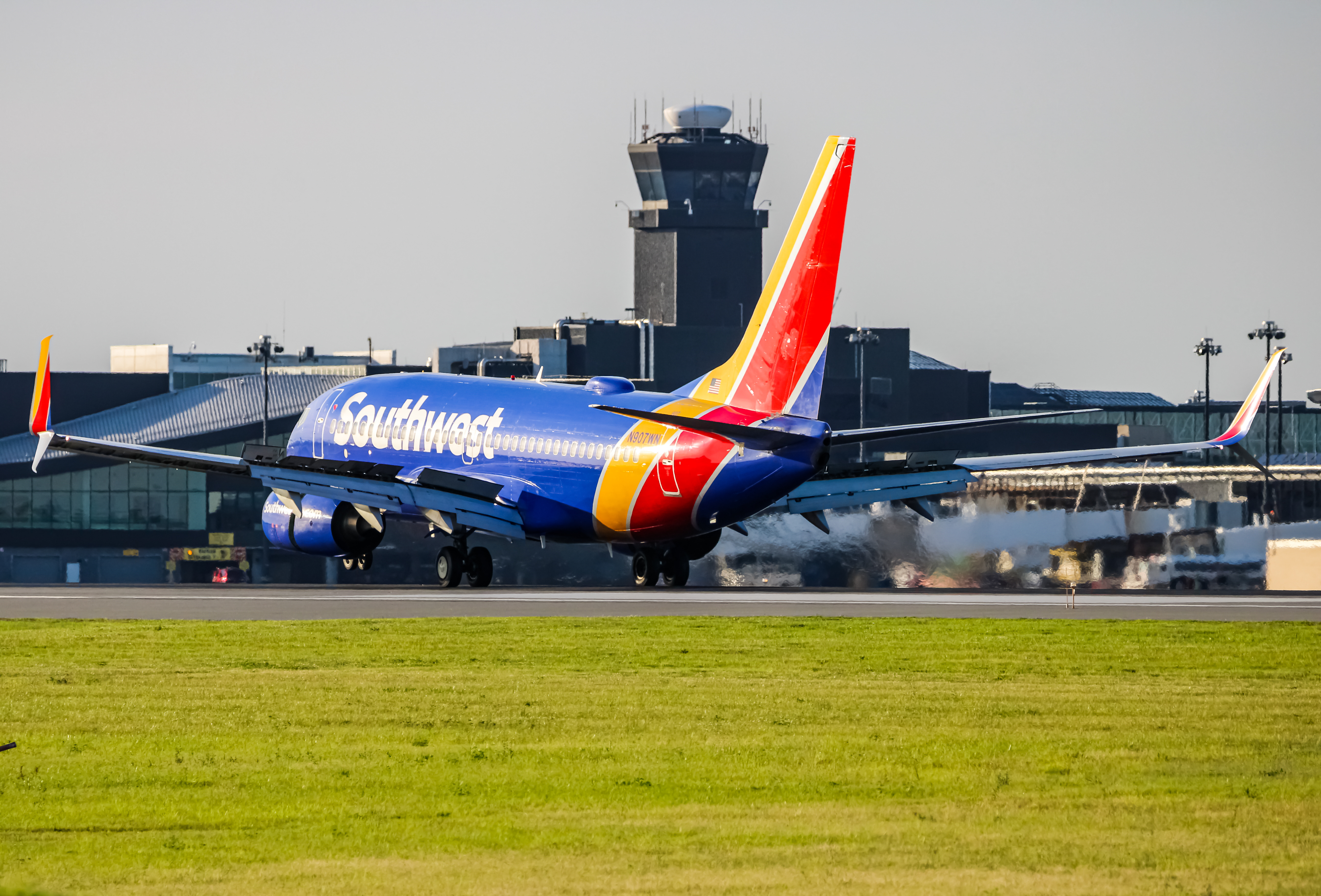 Full size: Southwest Airlines Boeing 737-700 N907WN at Baltimore/Washington International Thurgood Marshall Airport