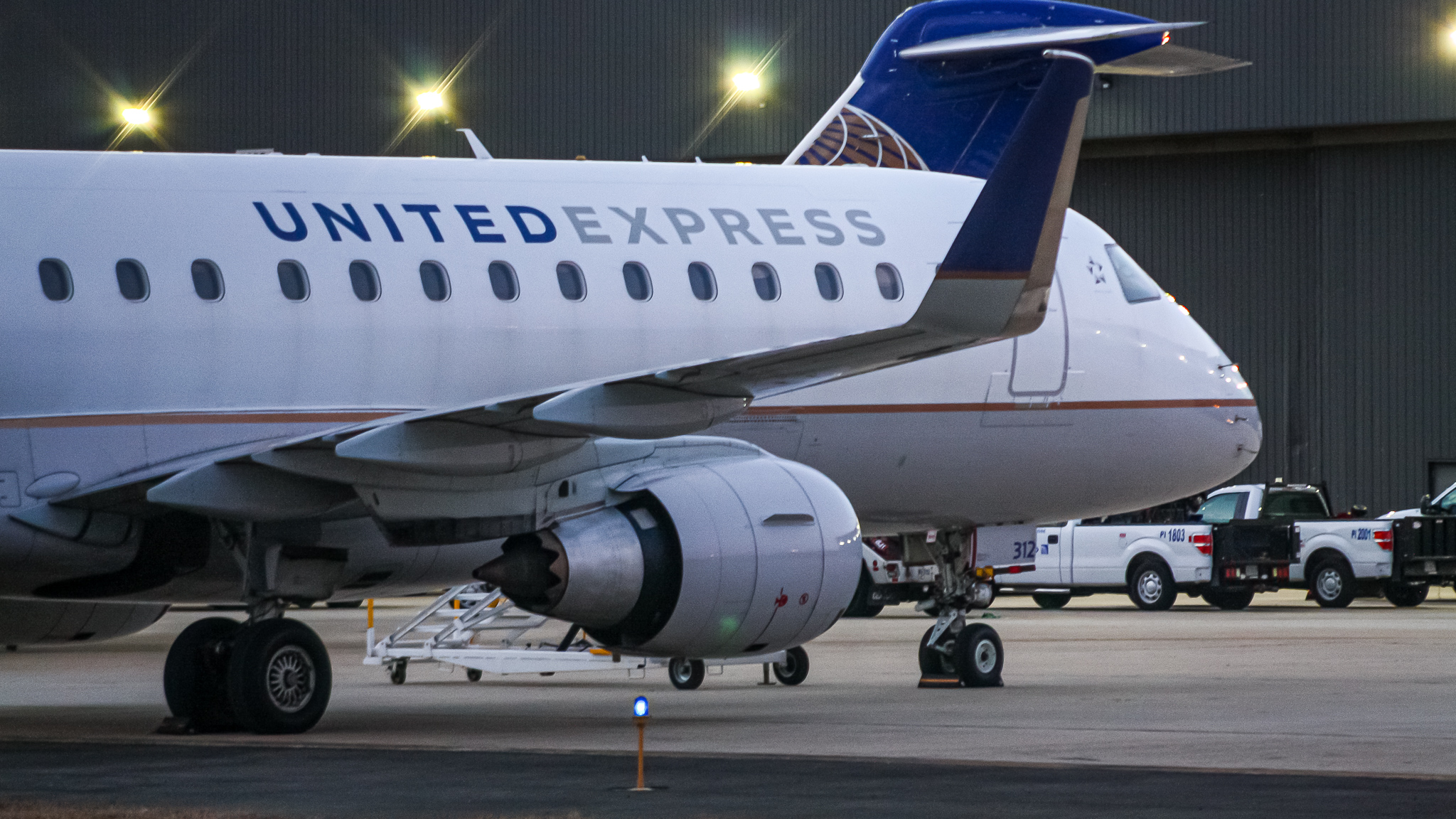 Full size: United Express Embraer E175 N86312 at Washington Dulles International Airport