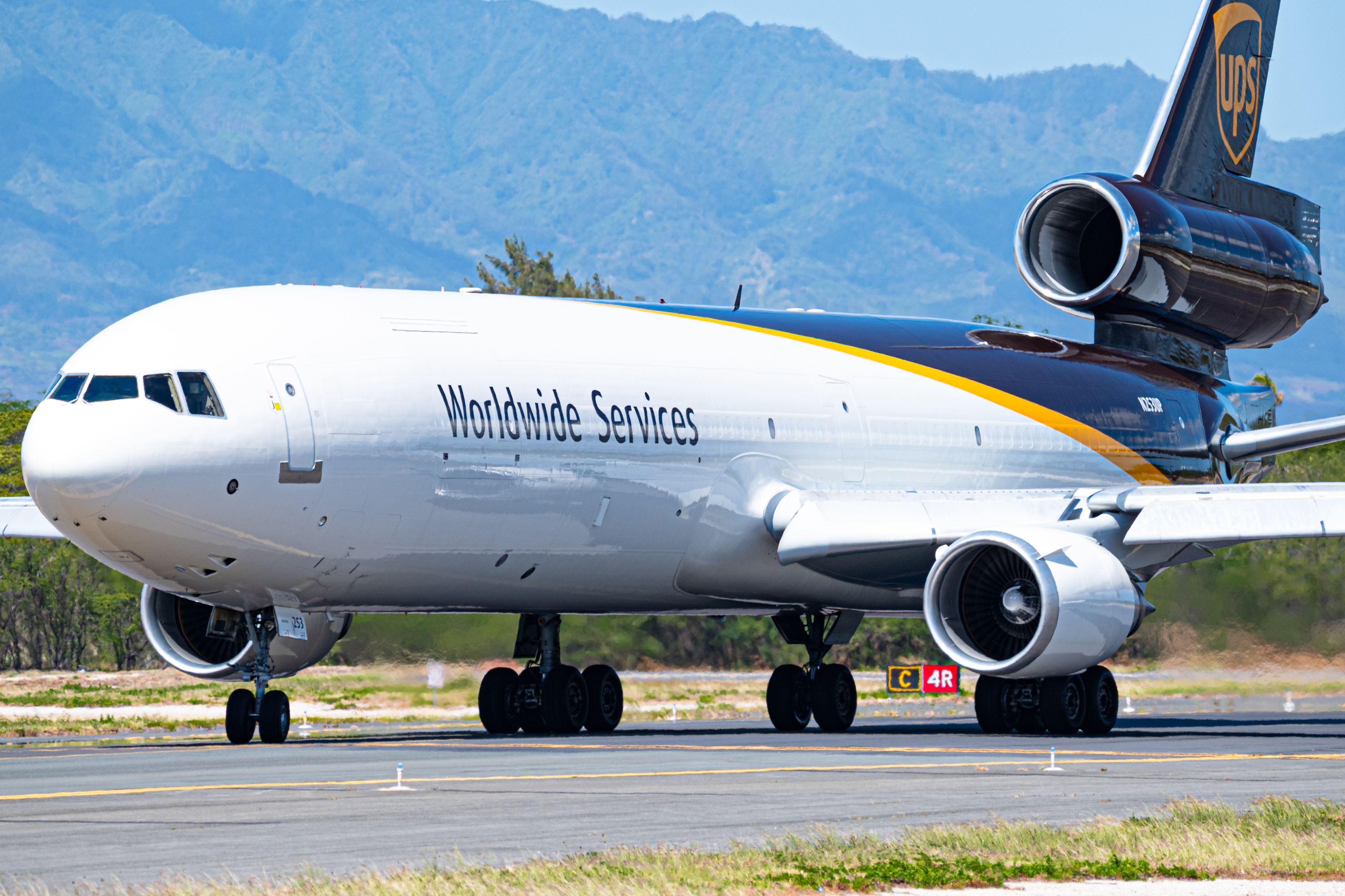 Full size: United Parcel Service McDonnell Douglas MD-11F N253UP at Daniel K Inouye International Airport