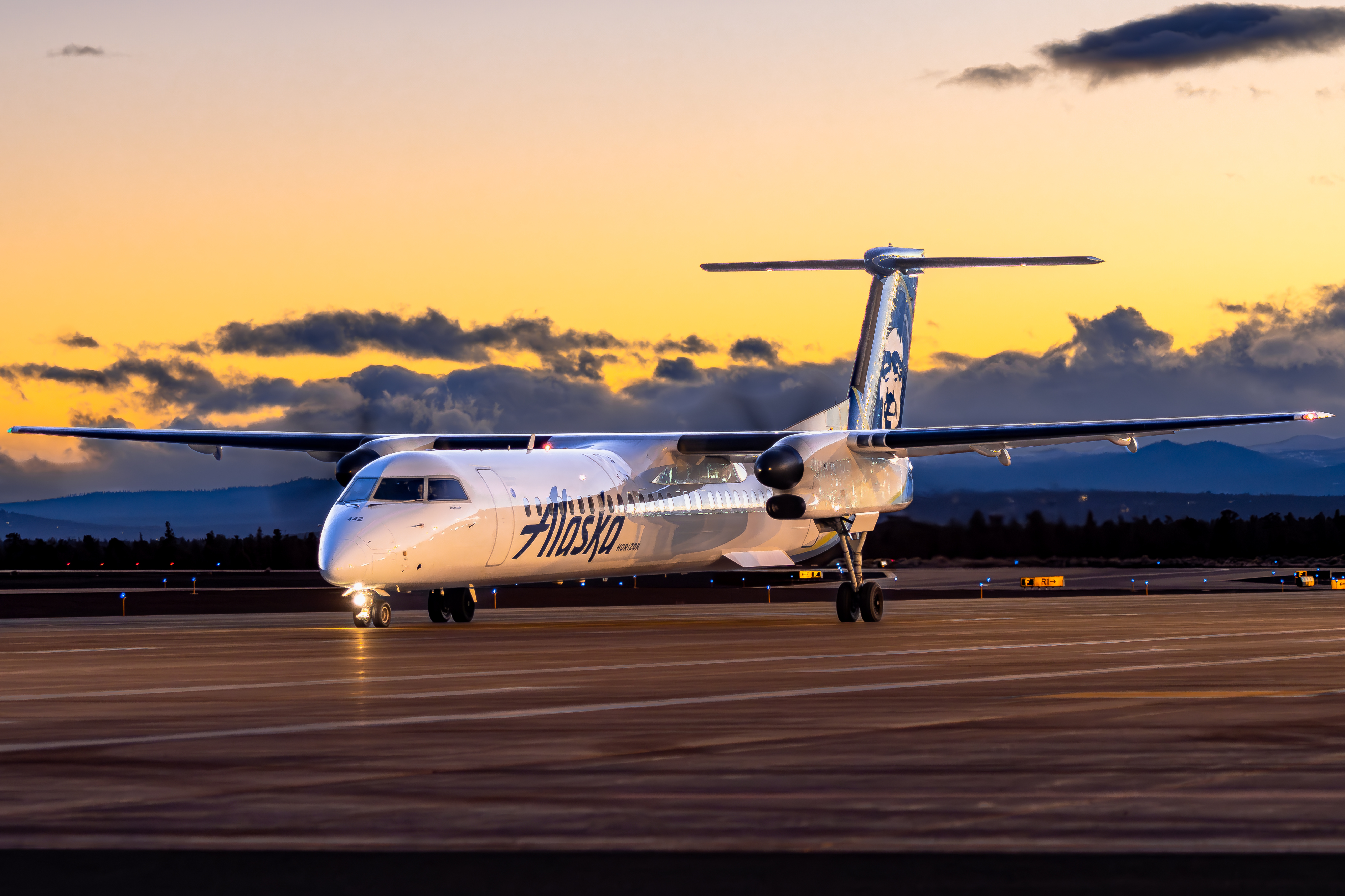 Full size: Horizon Air De Havilland DHC-8 N442QX at Roberts Field Airport