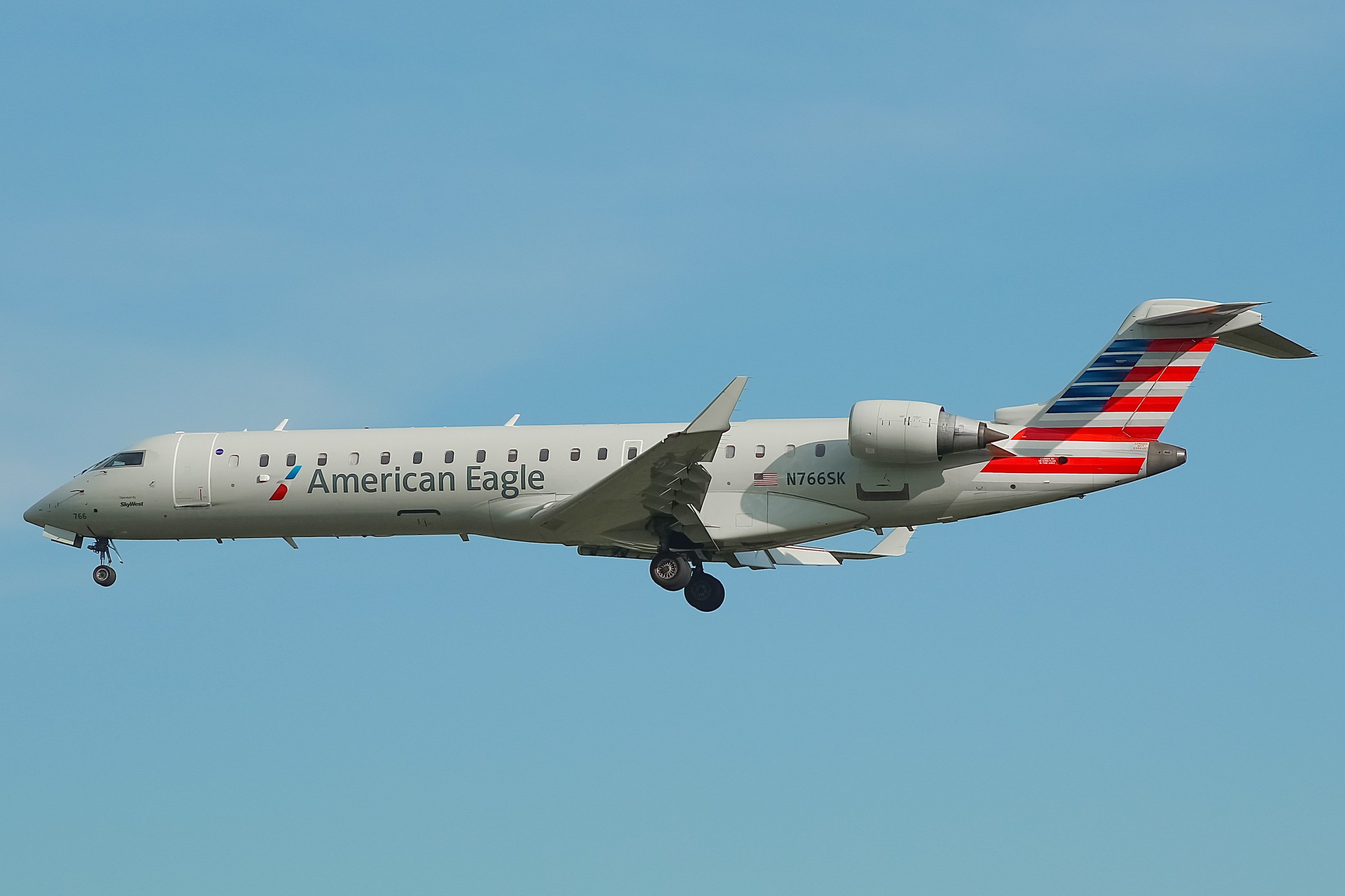 Full size: American Airlines Mitsubishi CRJ-700 N766SK at General Mitchell International Airport