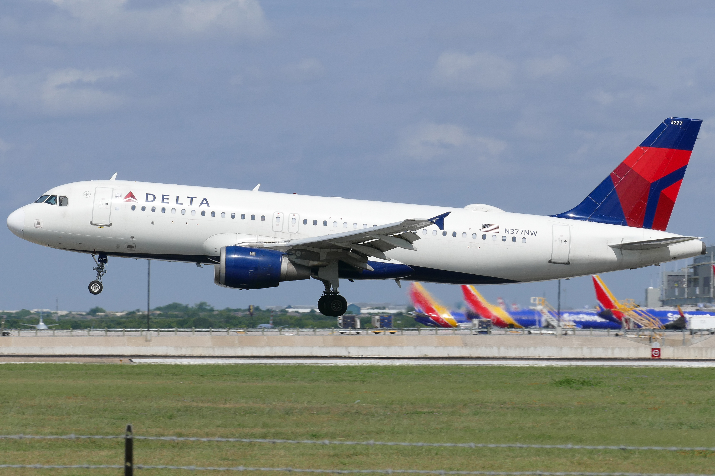Full size: Delta Airlines  Airbus A320 N377NW at Austin-Bergstrom International Airport