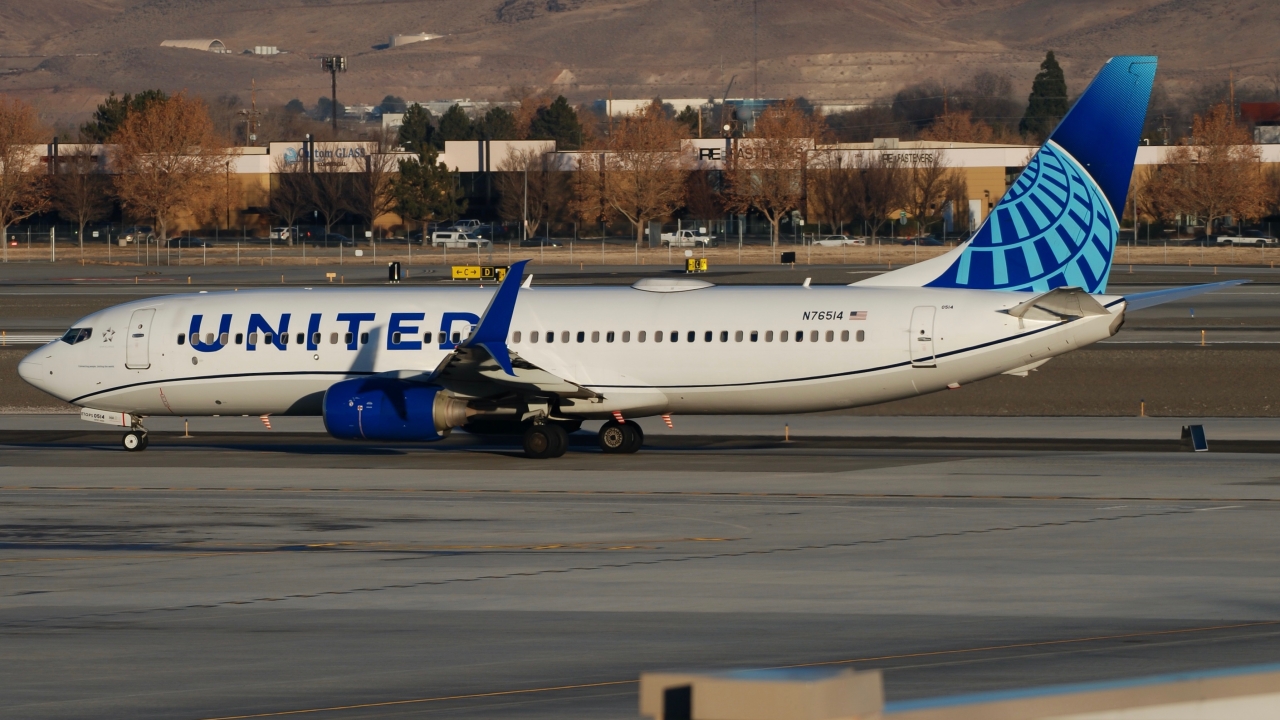 Full size: United Airlines Boeing 737-800 N76514 at Reno/Tahoe International Airport