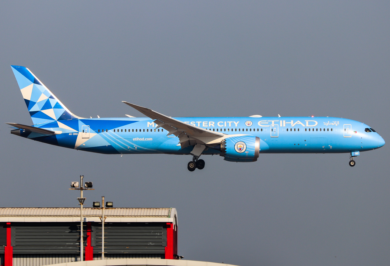 Full size: Etihad Airways Boeing 787-9 A6-BND at Hong Kong International Airport