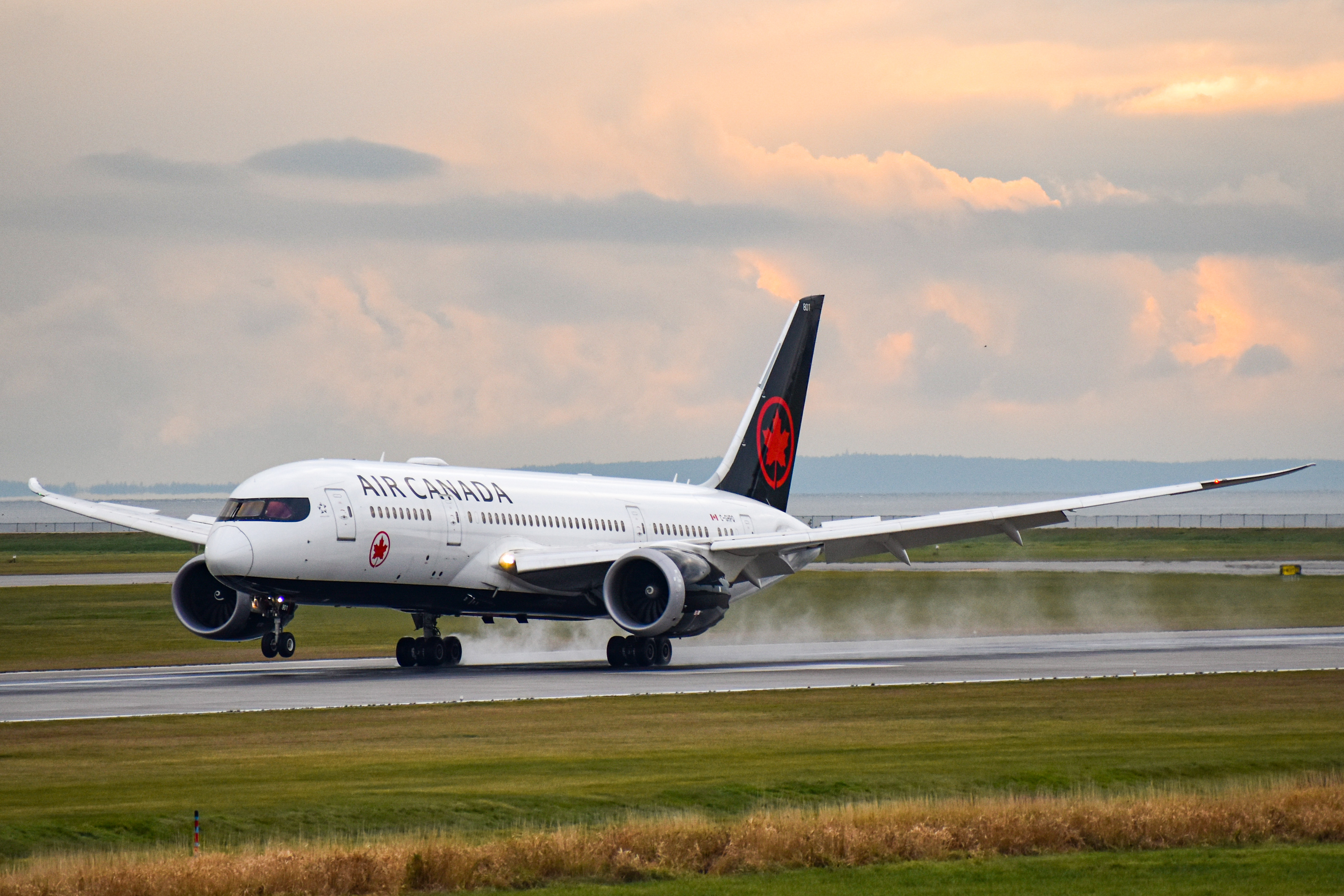 Full size: Air Canada Boeing 787-8 C-GHPQ at Vancouver International Airport