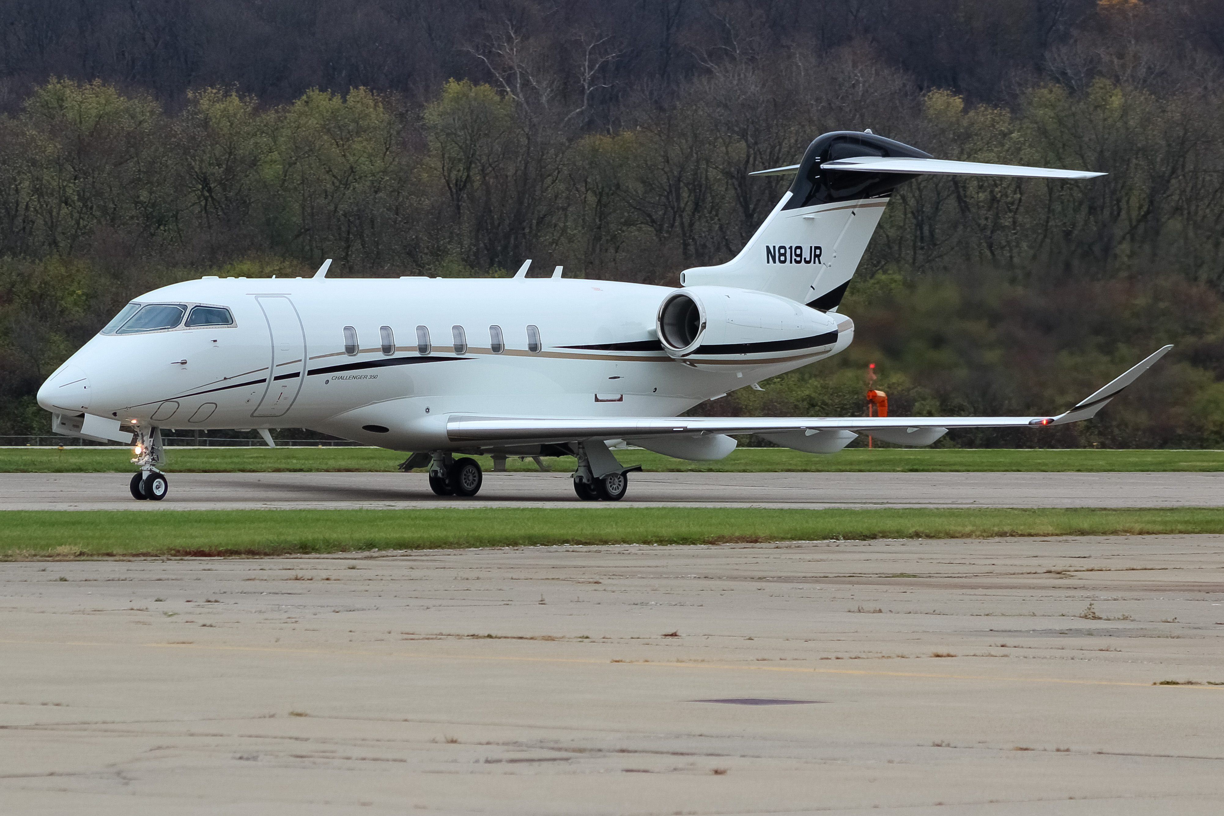 Full size: PRIVATE  Bombardier Challenger 350  N819JR at Cincinnati Municipal Airport/Lunken Field
