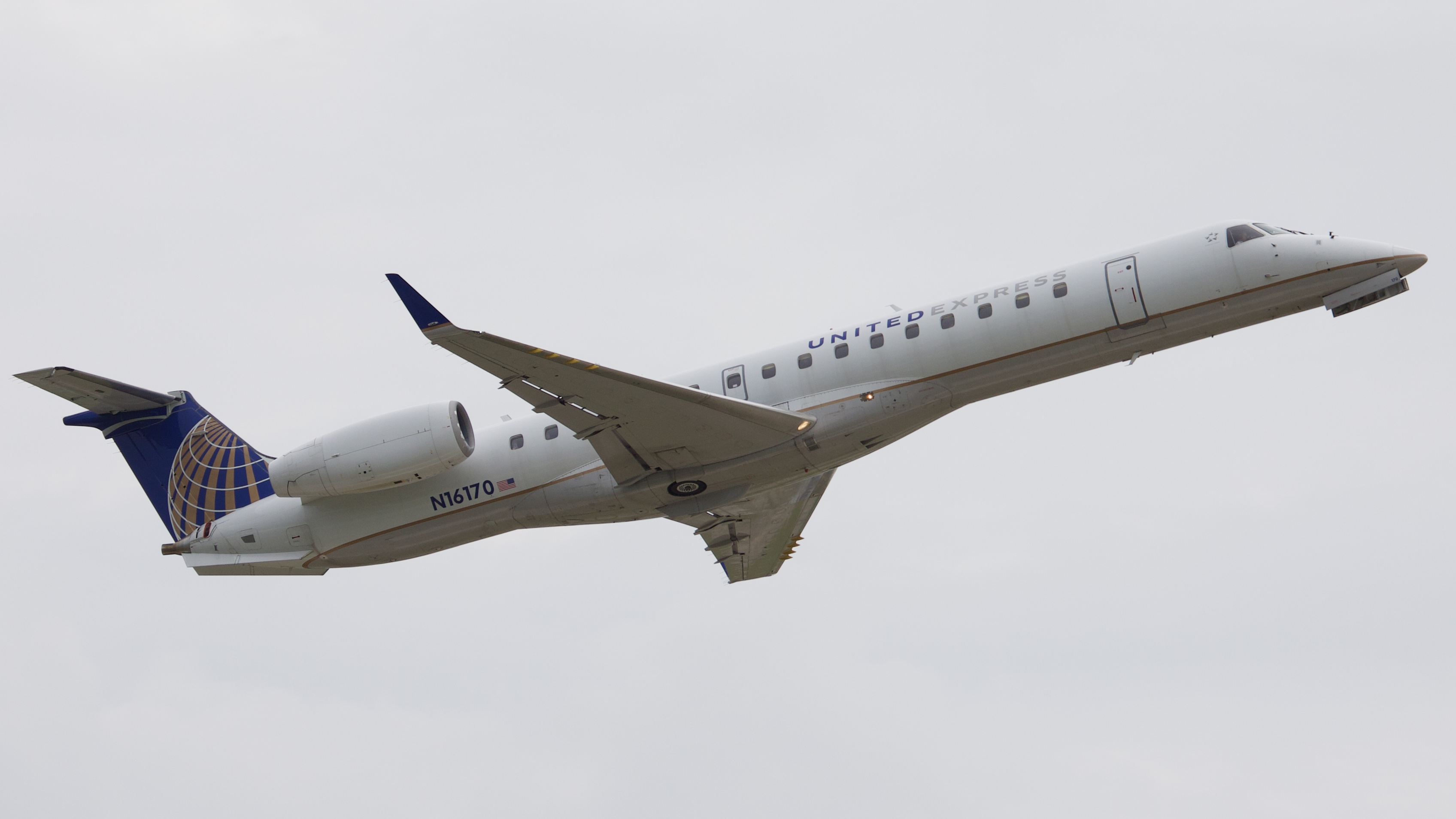 Full size: United Express Embraer ERJ145 N16170 at Houston-George Bush Intercontinental Airport
