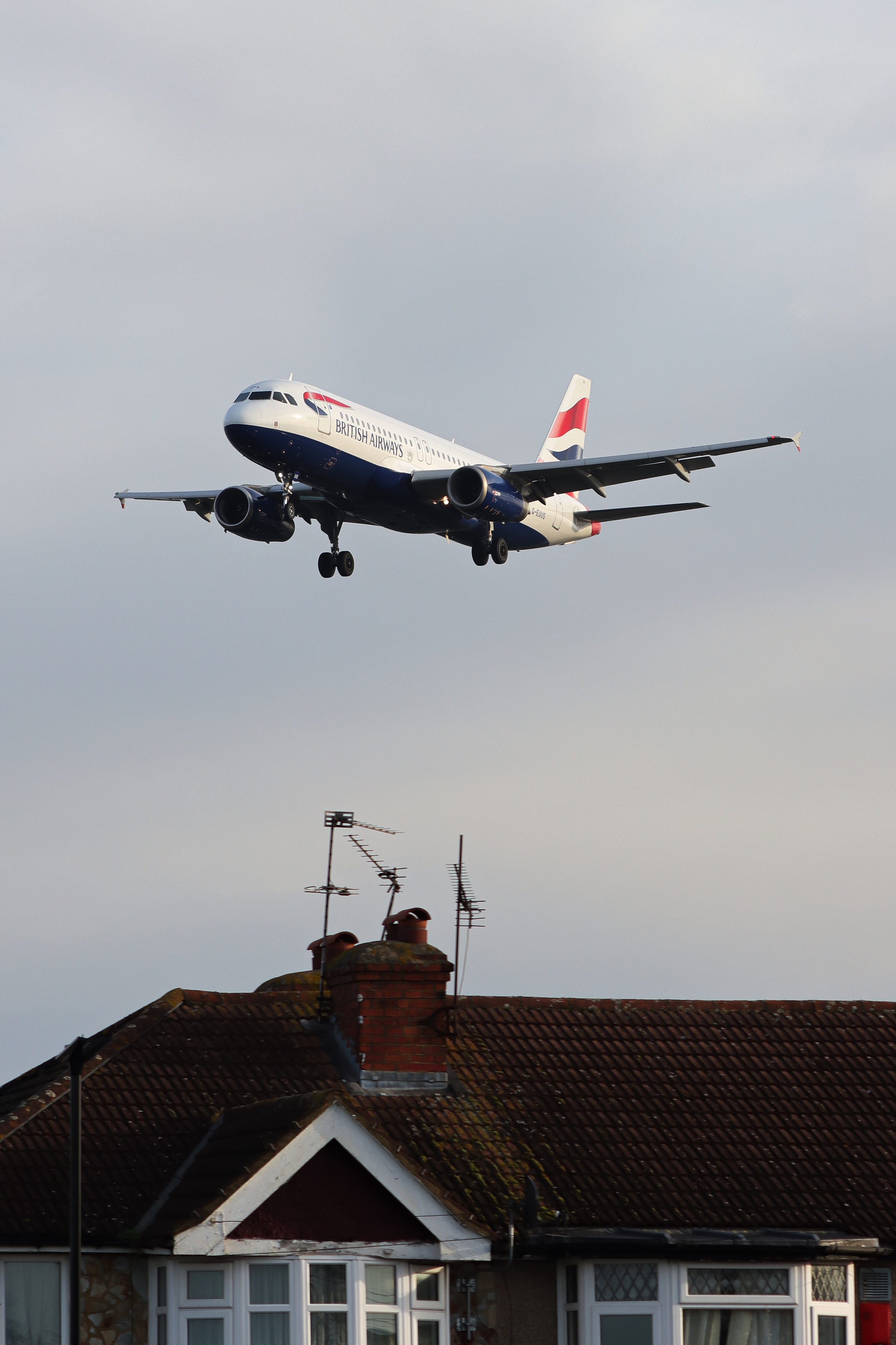 Full size: British Airways Airbus A320 G-EUUS at London Heathrow International Airport