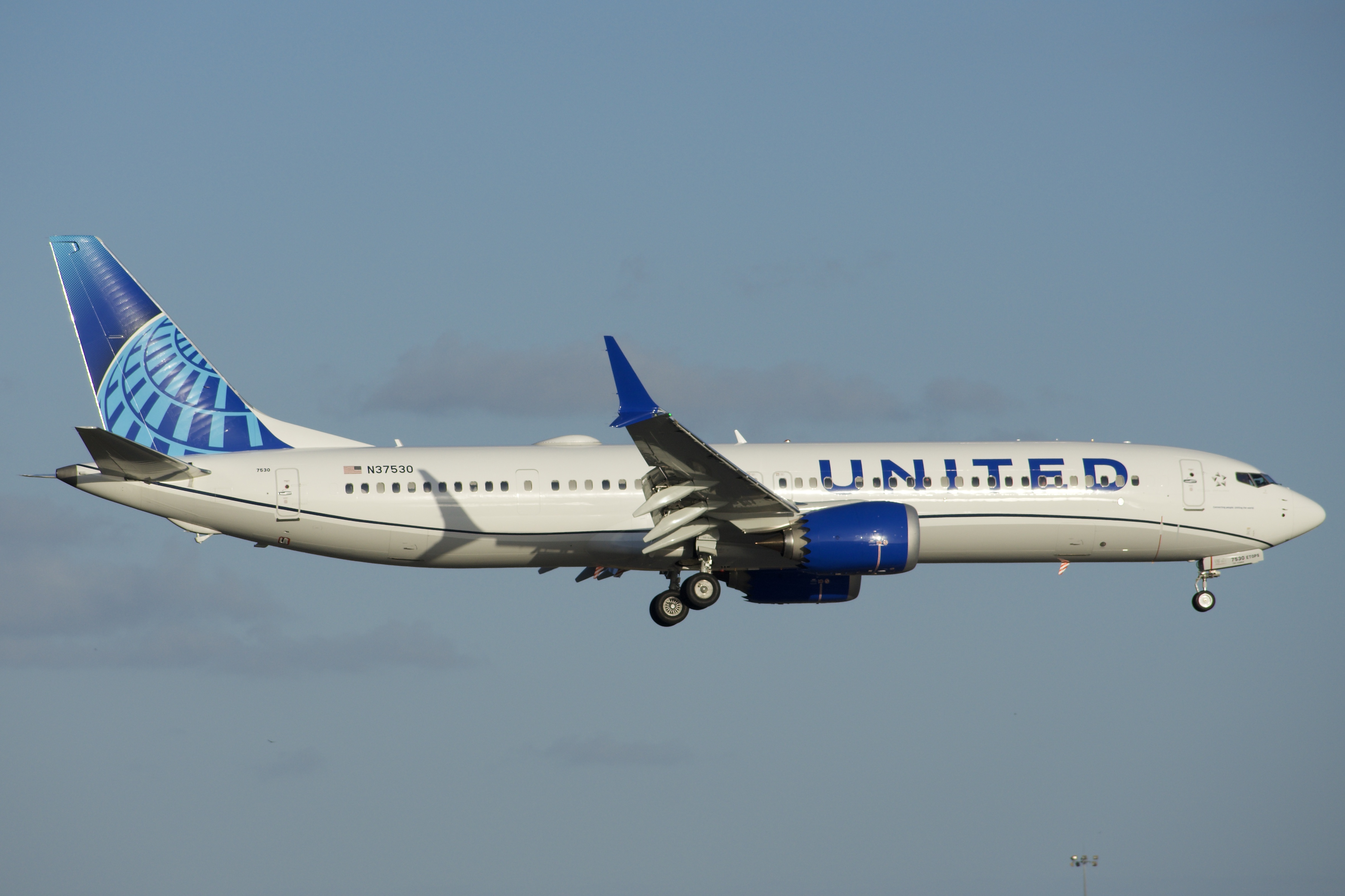 Full size: United Airlines Boeing 737 MAX 9 N37530 at Orlando International Airport