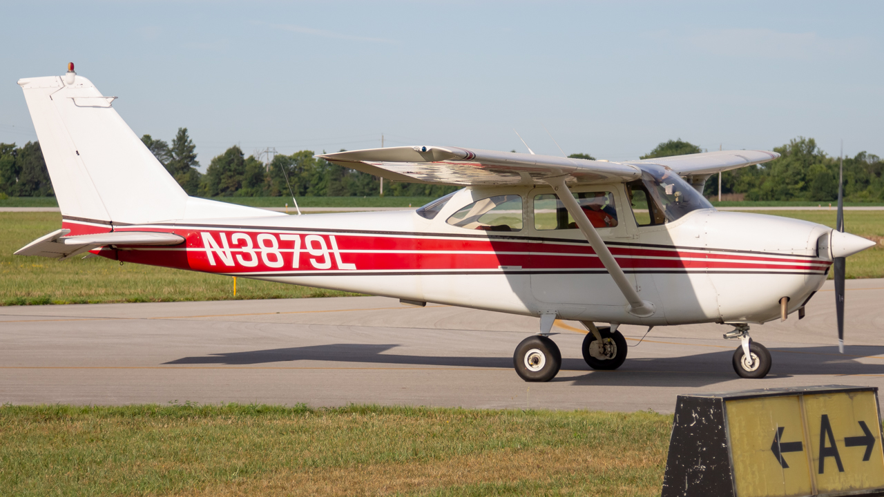 Full size: PRIVATE Cessna 172 N3879L at Delaware Municipal Airport