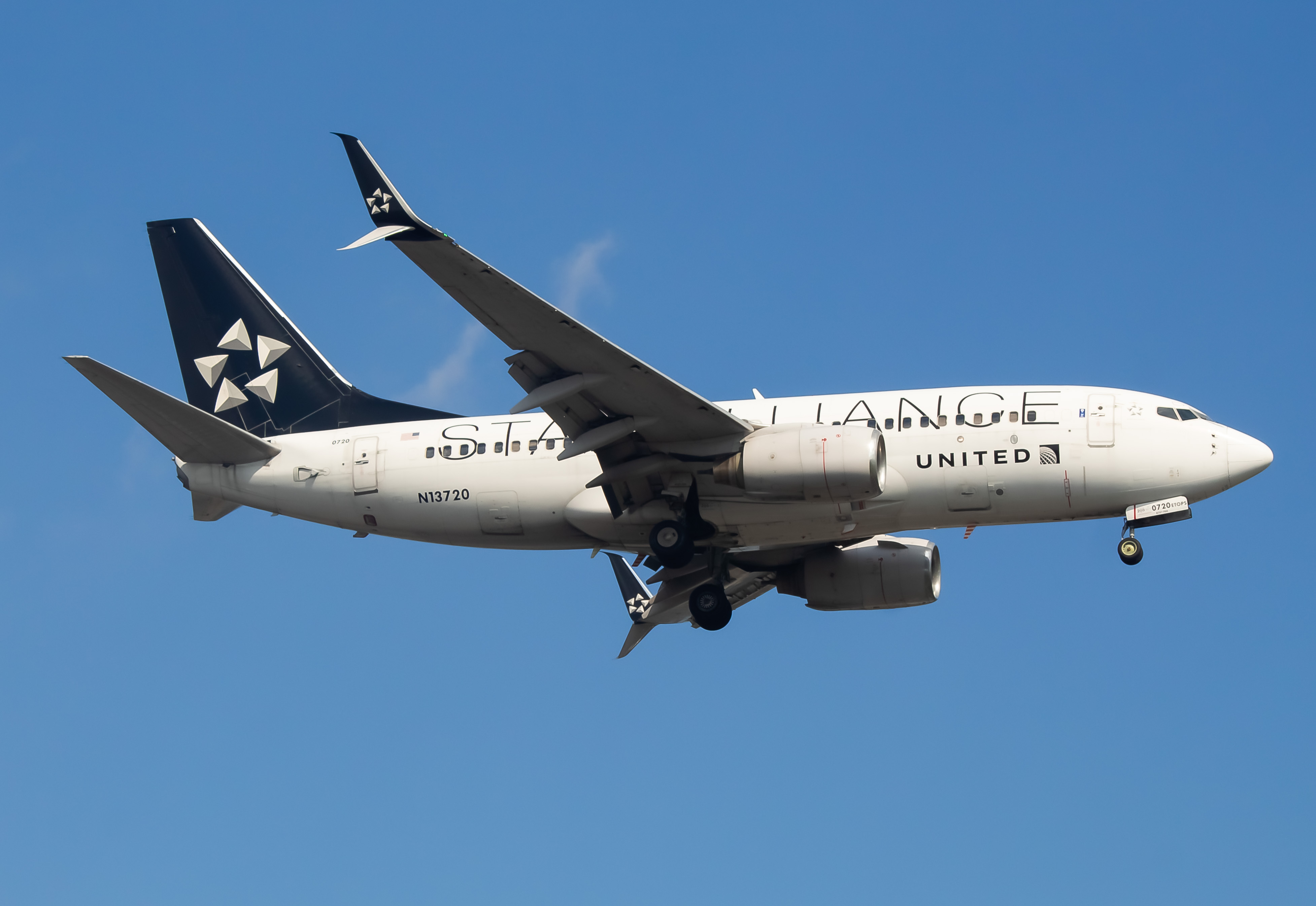 Full size: United Airlines Boeing 737-700 N13720 at Newark Liberty International Airport