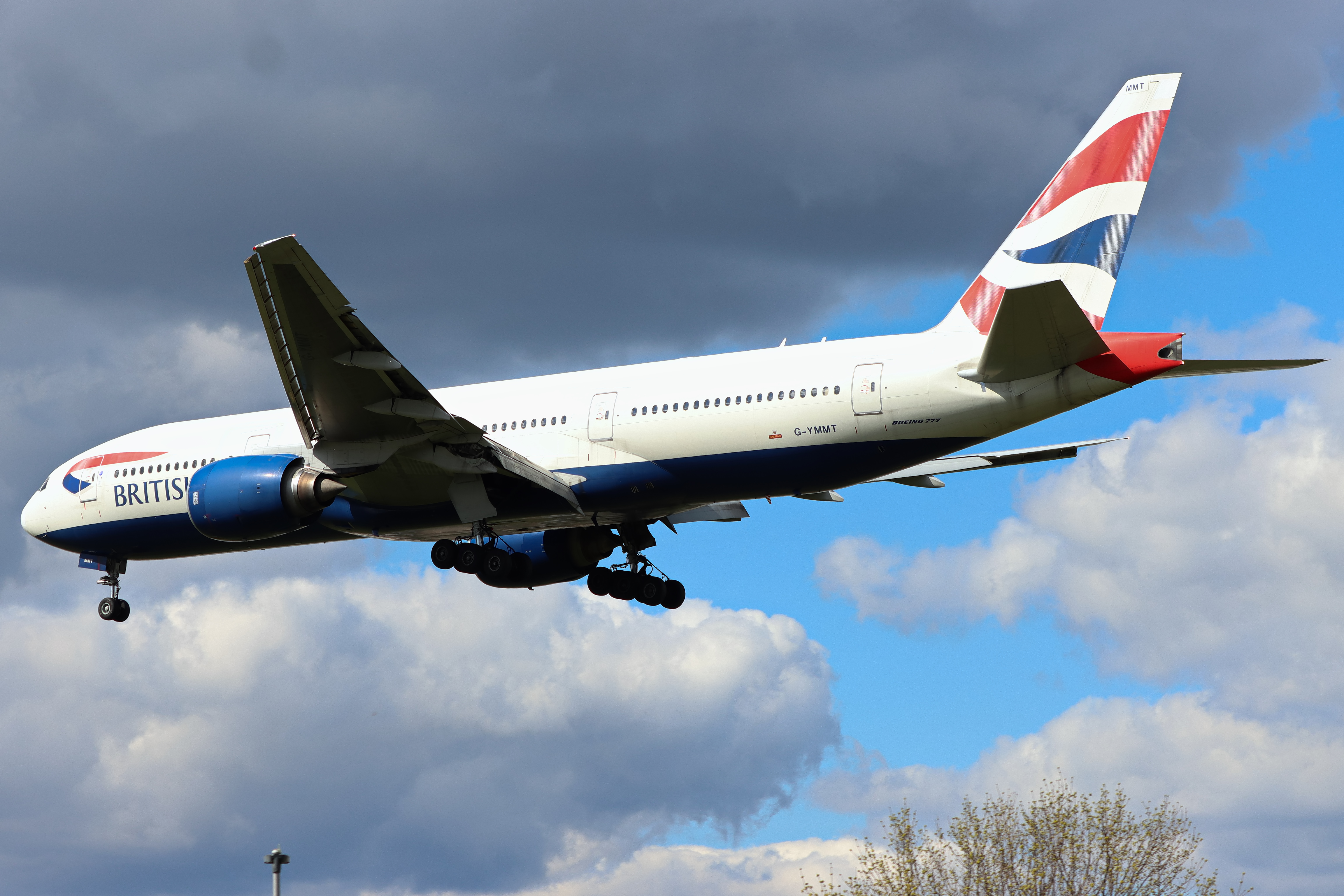 Full size: British Airways Boeing 777-200ER G-YMMT at London Heathrow International Airport
