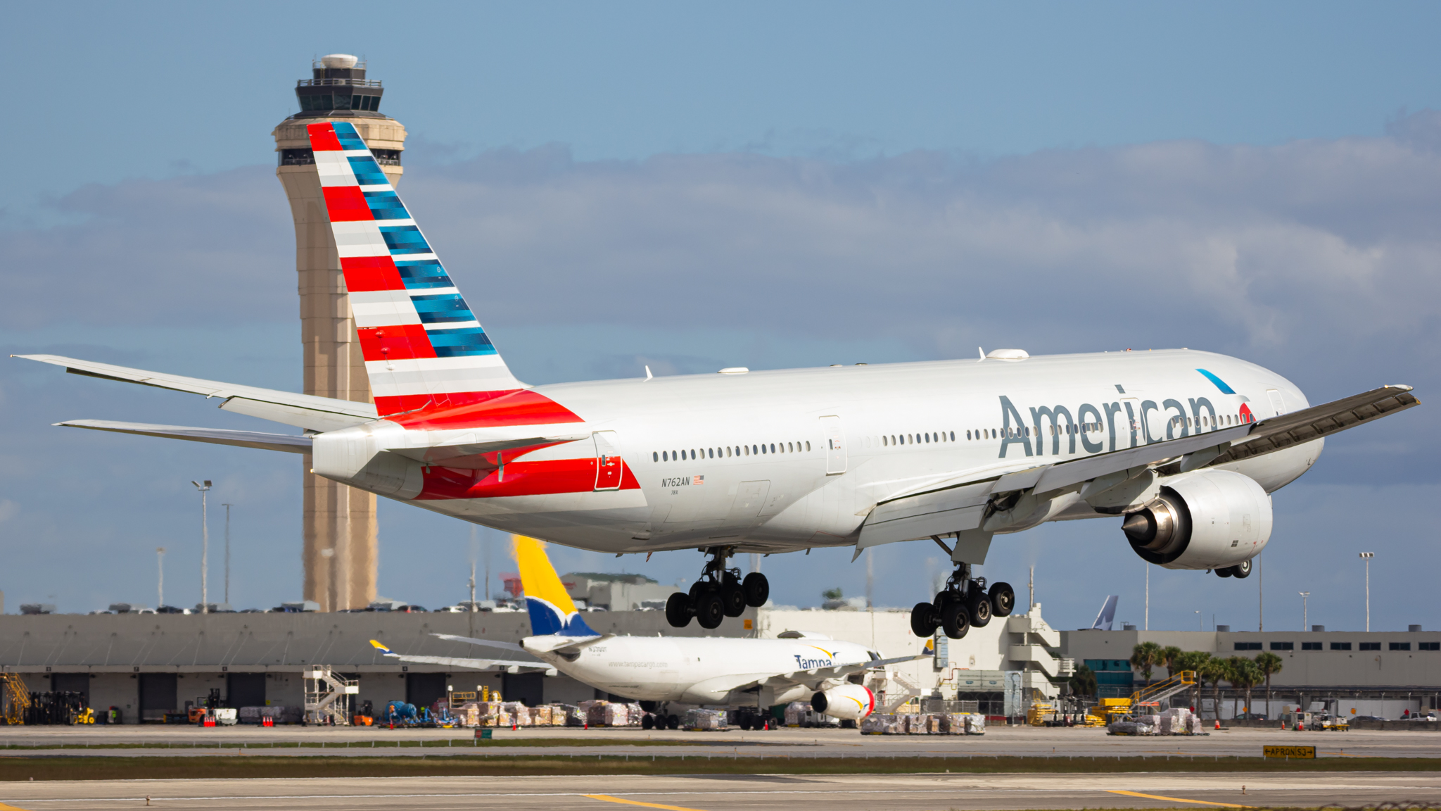 Full size: American Airlines Boeing 777-200ER N762AN at Miami International Airport