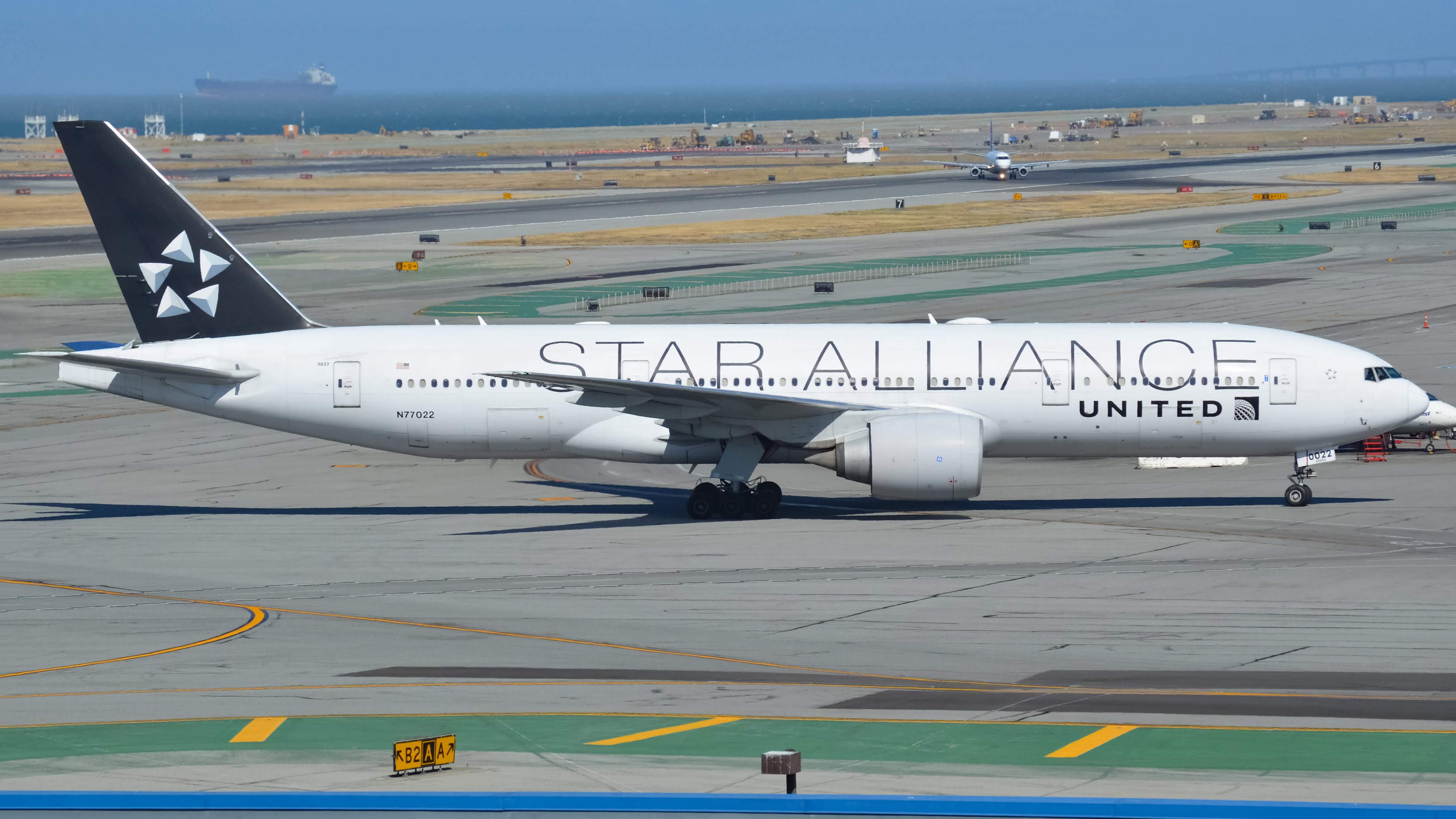 Full size: United Airlines Boeing 777-200ER N77022 at San Francisco International Airport