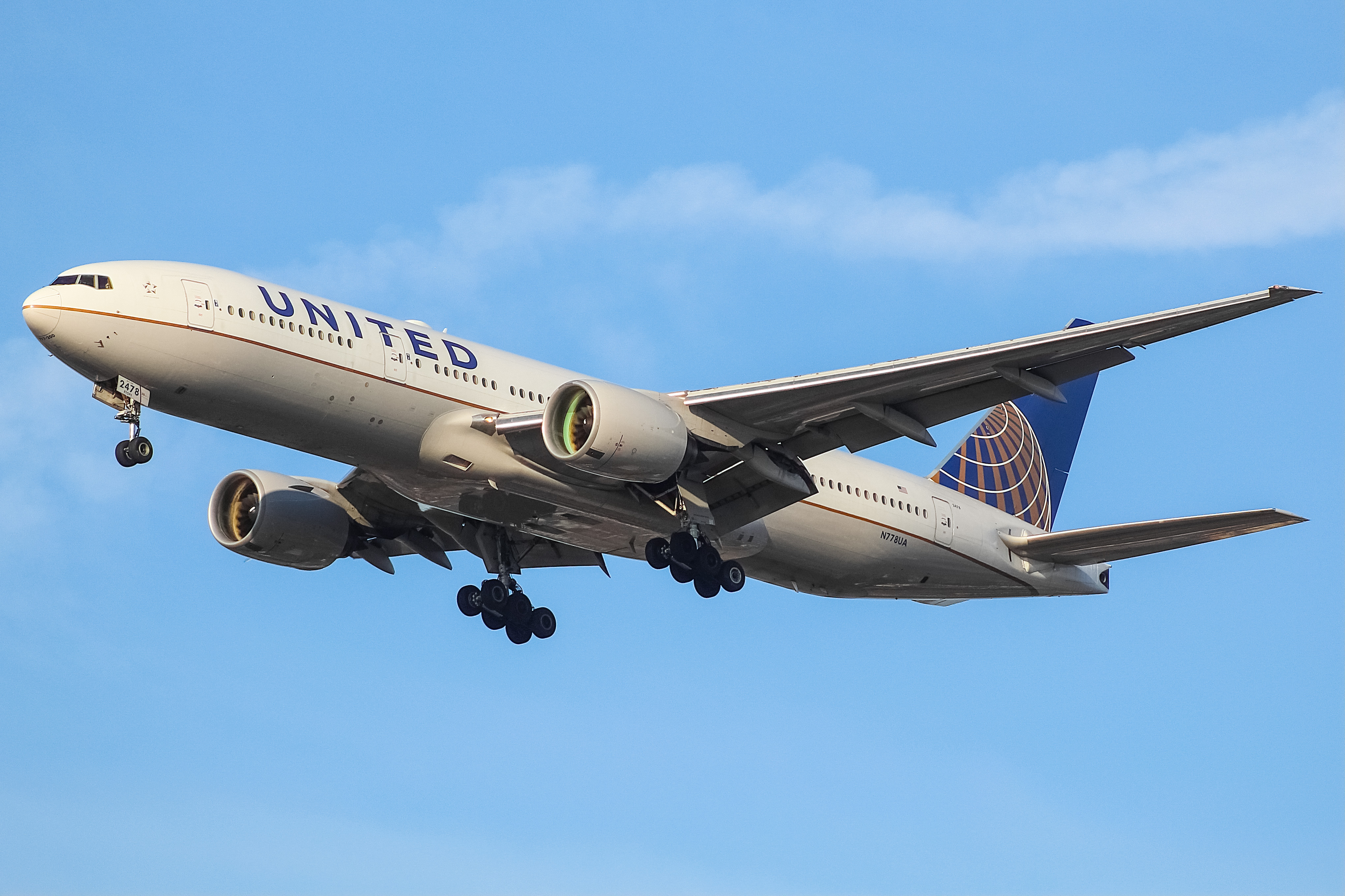 Full size: United Airlines Boeing 777-200 N778UA at Chicago O'Hare International Airport