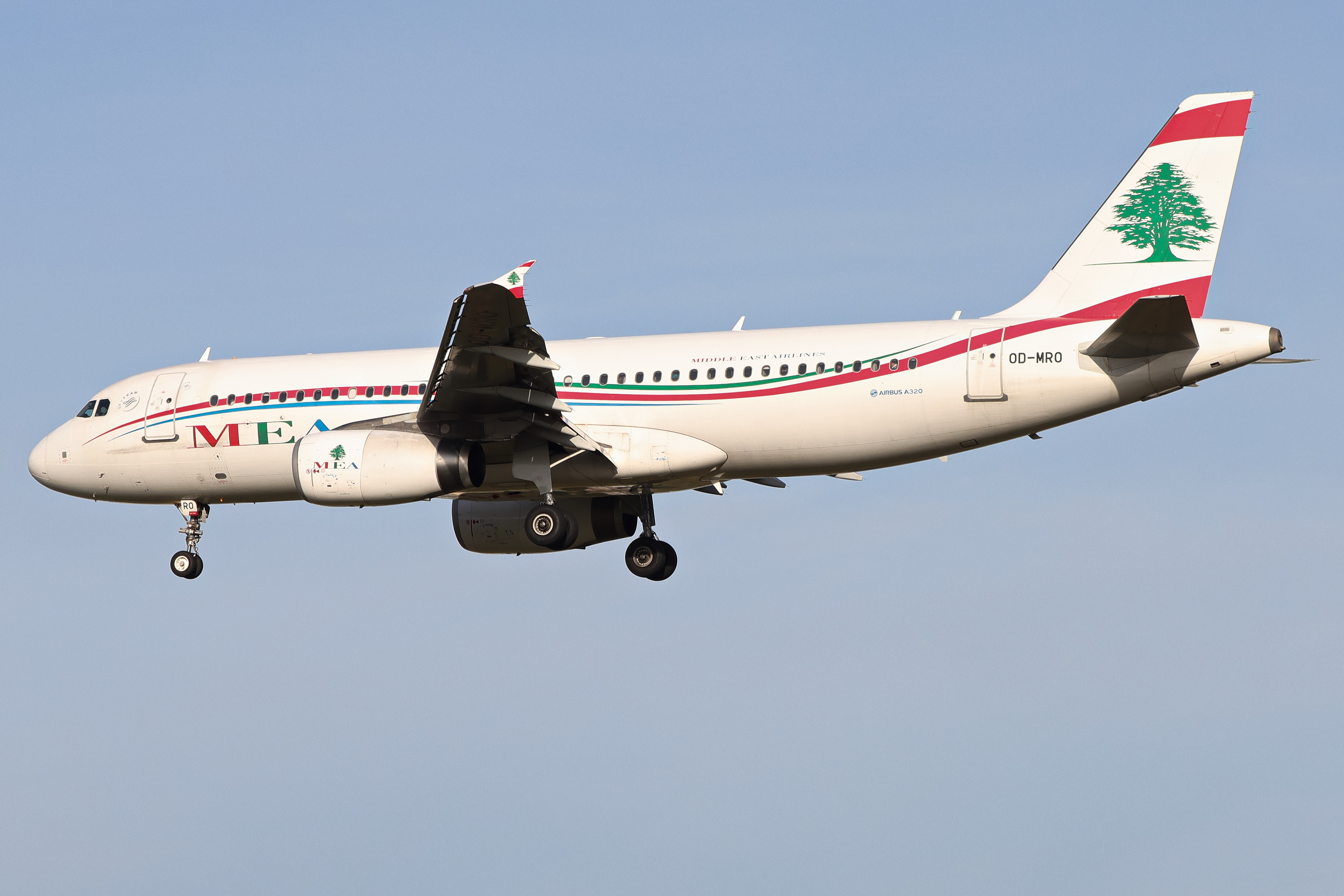 Full size: Middle East Airlines Airbus A320 OD-MRO at London Heathrow International Airport