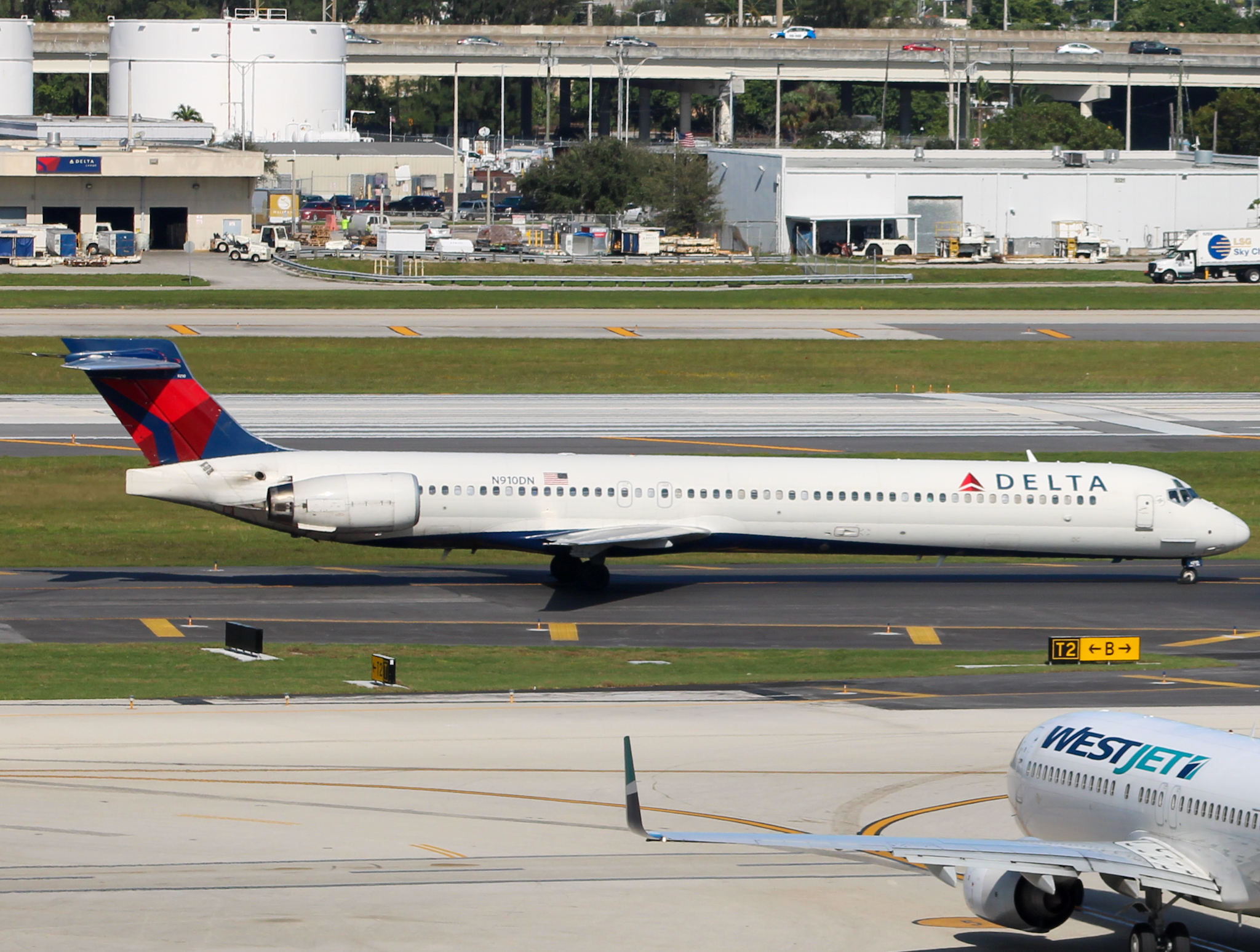 Full size: Delta Airlines McDonnell Douglas MD-90 N910DN at Fort Lauderdale/Hollywood International Airport