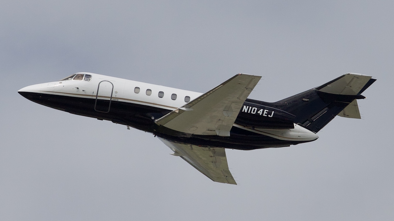 Full size: PRIVATE Beechcraft Hawker 800XP N104EJ at Houston-George Bush Intercontinental Airport