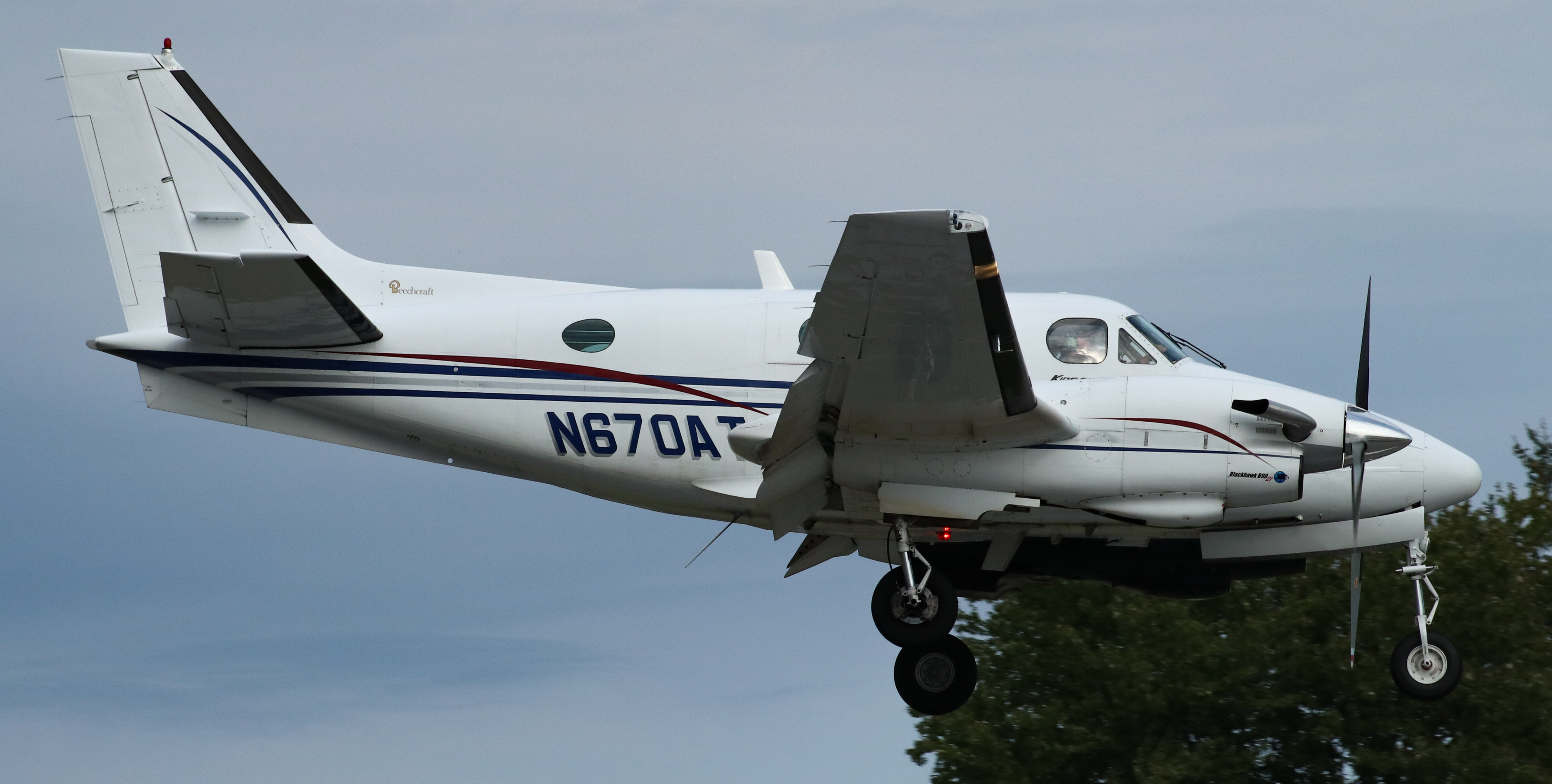 Full size: PRIVATE Beechcraft King Air C90 N670AT at York Airport