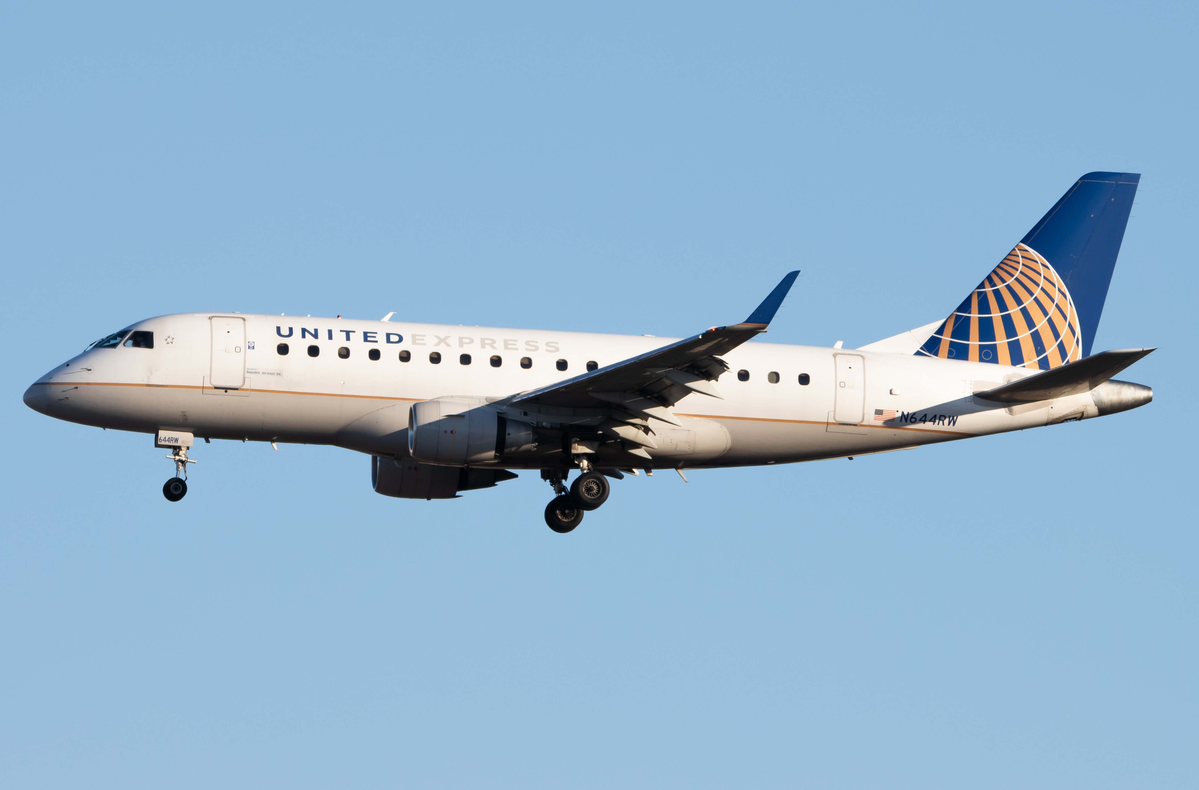 Full size: United Express Embraer E170 N644RW at Newark Liberty International Airport
