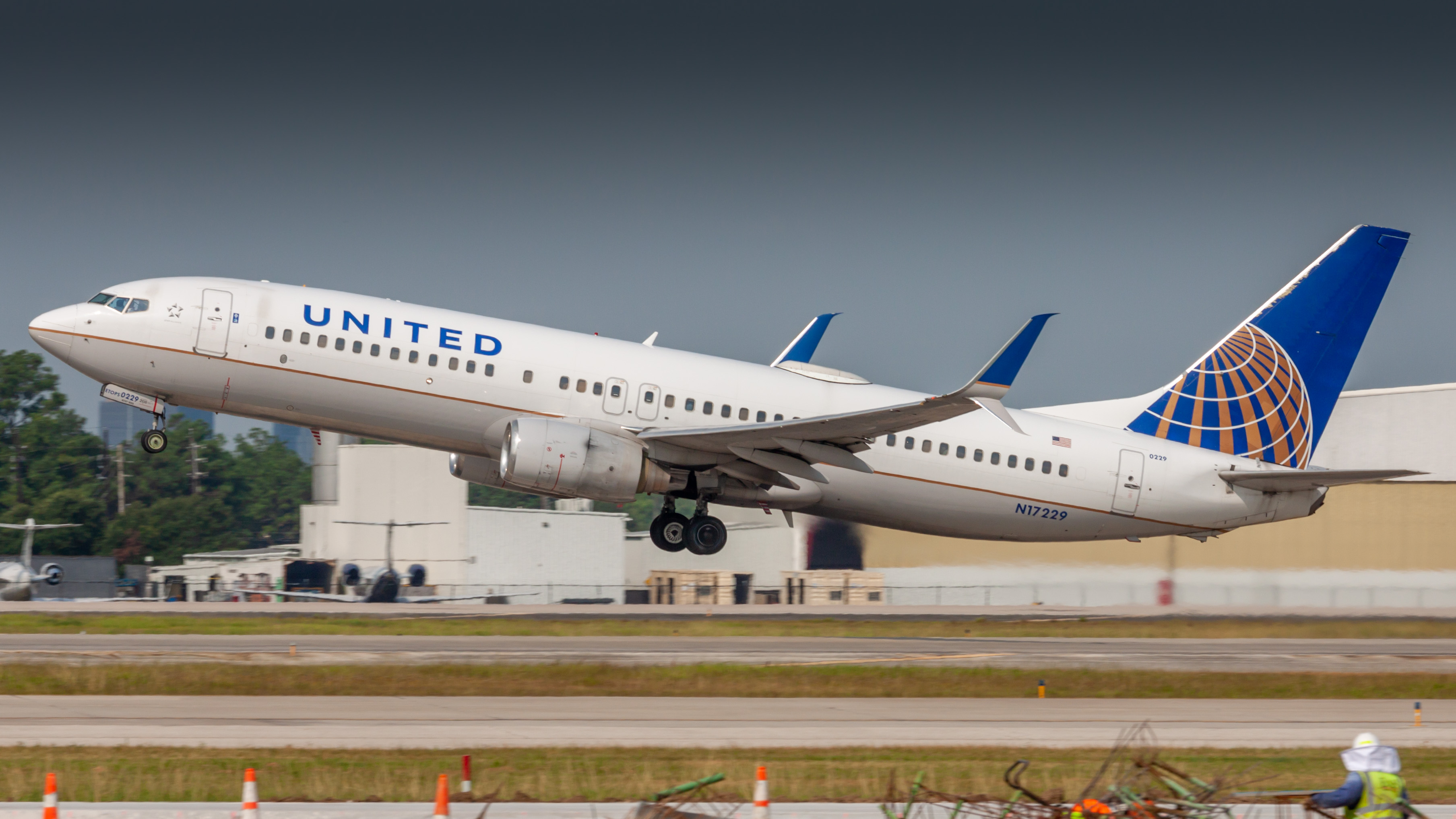Full size: United Airlines Boeing 737-800 N17229 at Houston-George Bush Intercontinental Airport