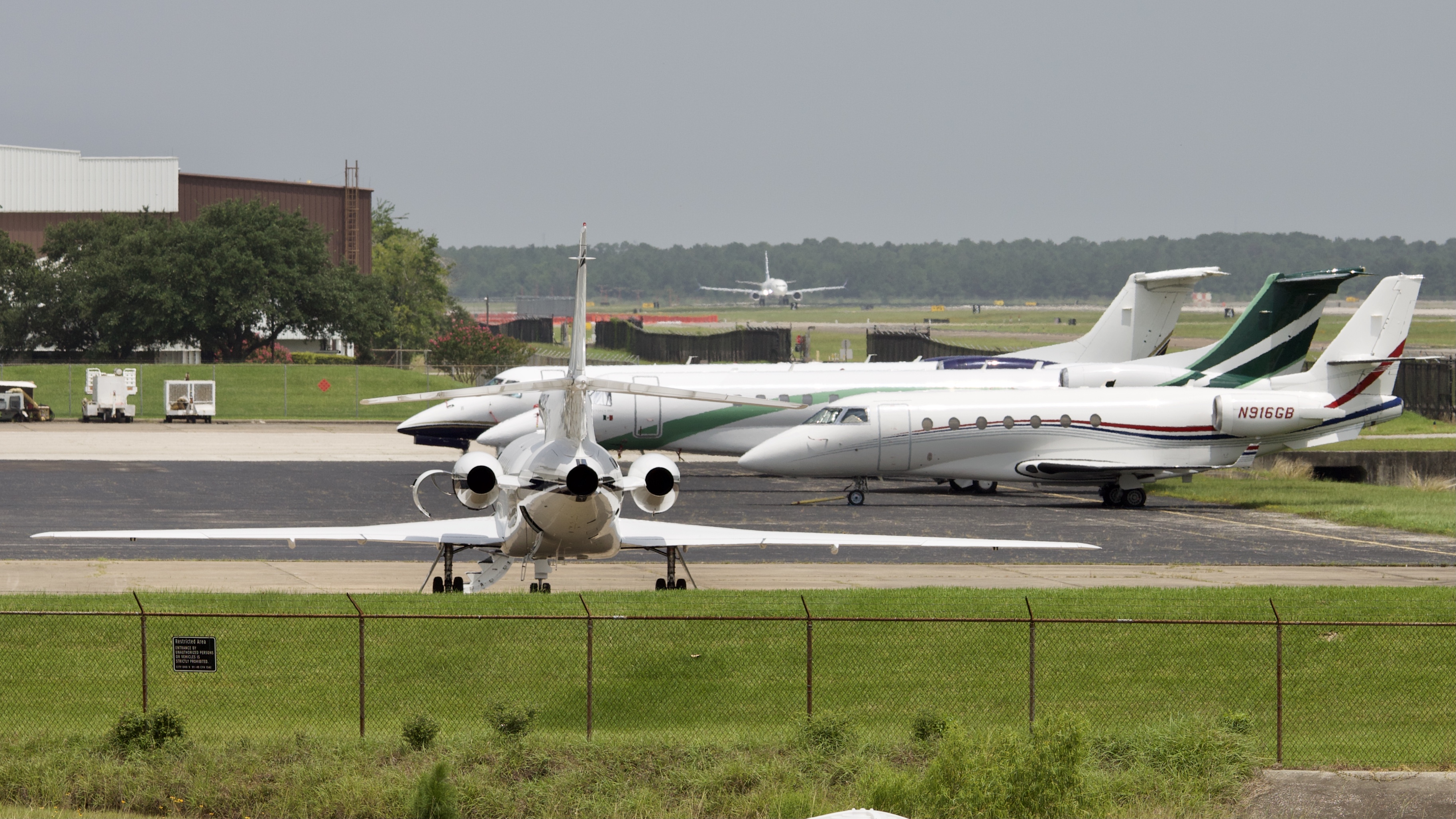 Full size: Airport Photo KIAH at Houston-George Bush Intercontinental Airport