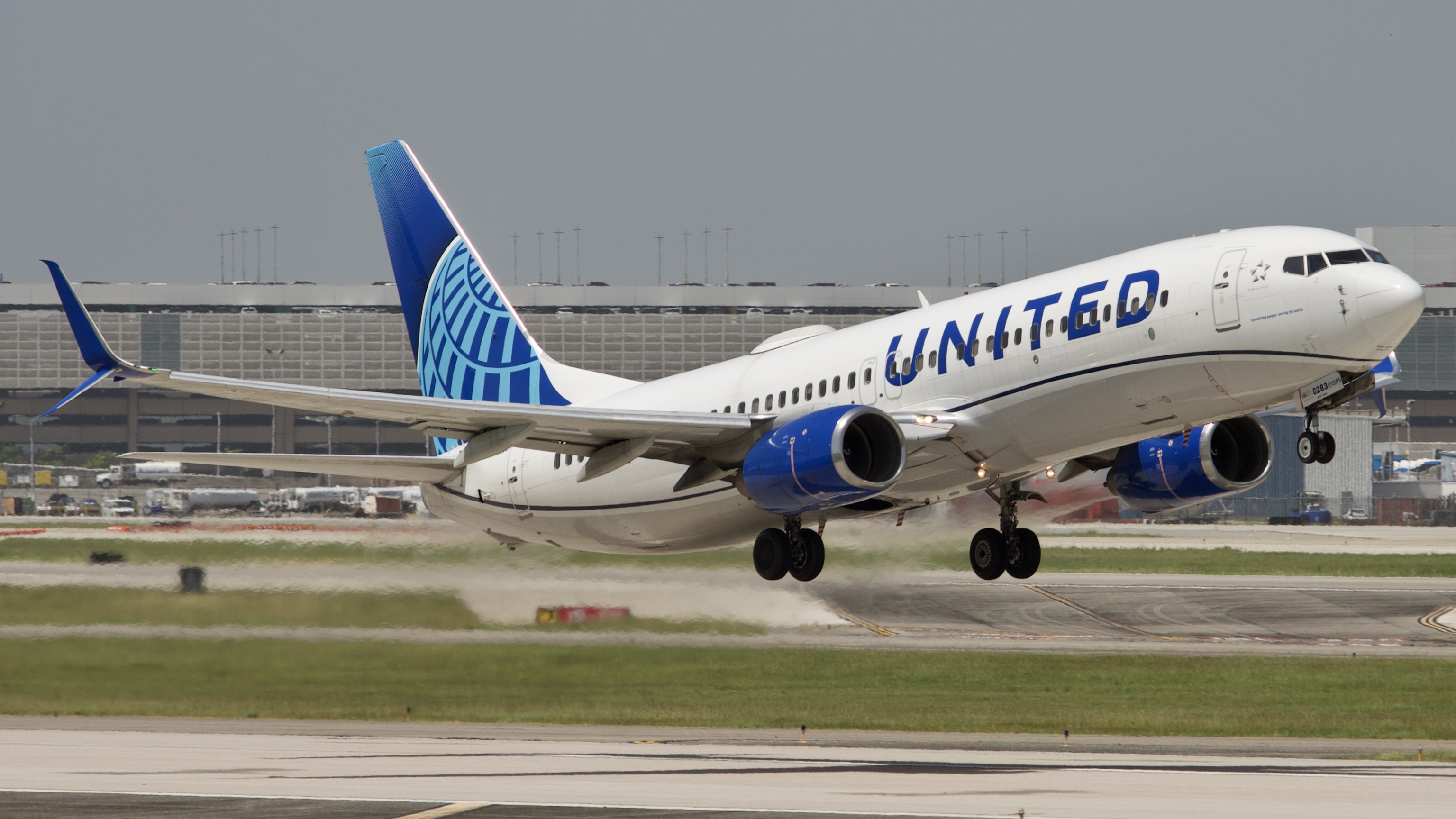Full size: United Airlines Boeing 737-800 N73823 at Houston-George Bush Intercontinental Airport