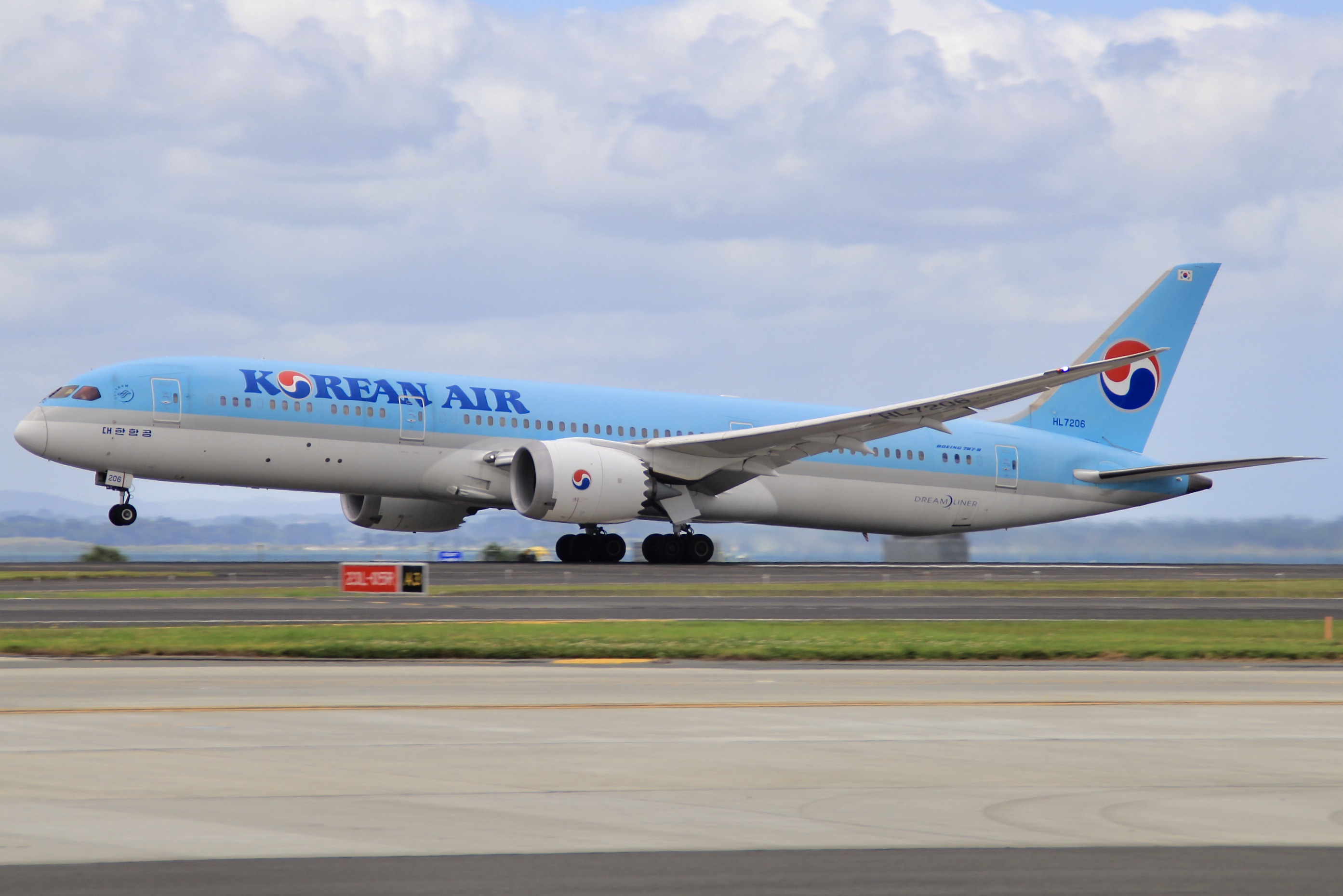 Full size: Korean Air Boeing 787-9 HL7206 at Auckland International Airport
