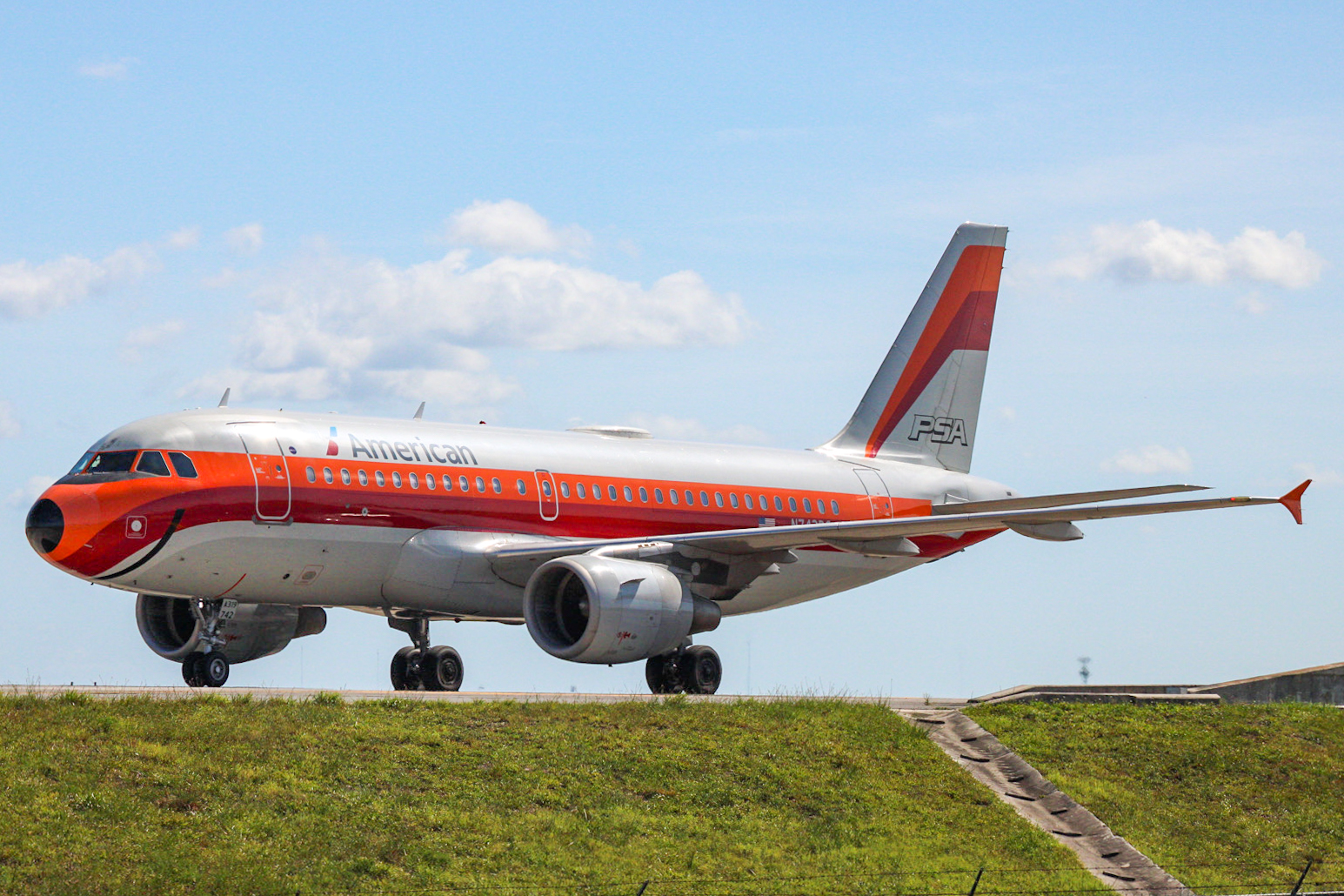 Full size: American Airlines Airbus A319 N742PS at Orlando International Airport