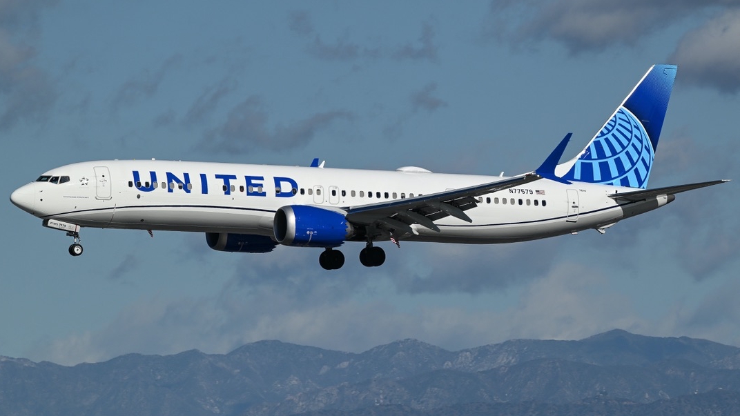 Full size: United Airlines Boeing 737 MAX 9 N77579 at Los Angeles International Airport