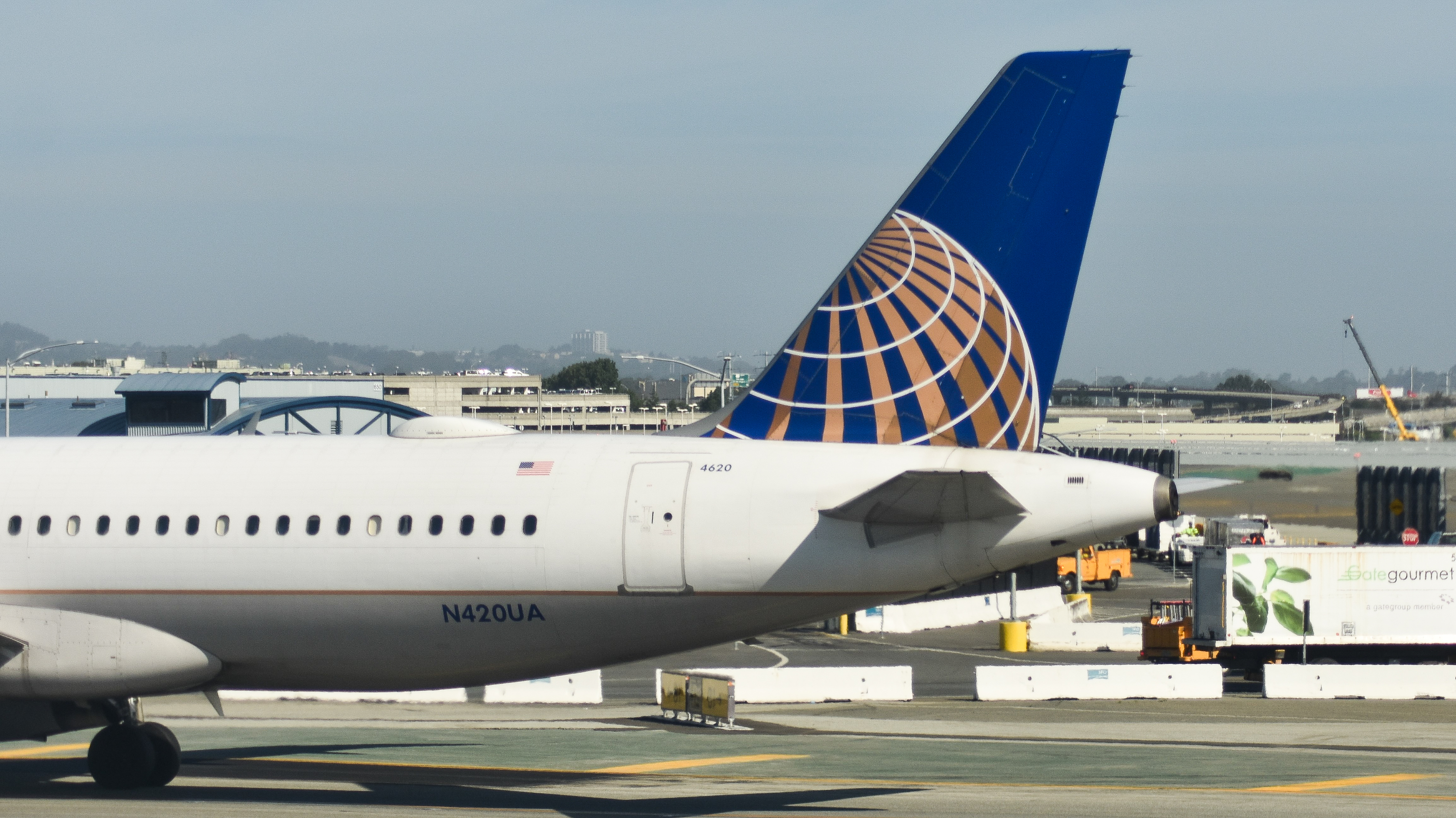 Full size: United Airlines Airbus A320 N420UA at San Francisco International Airport