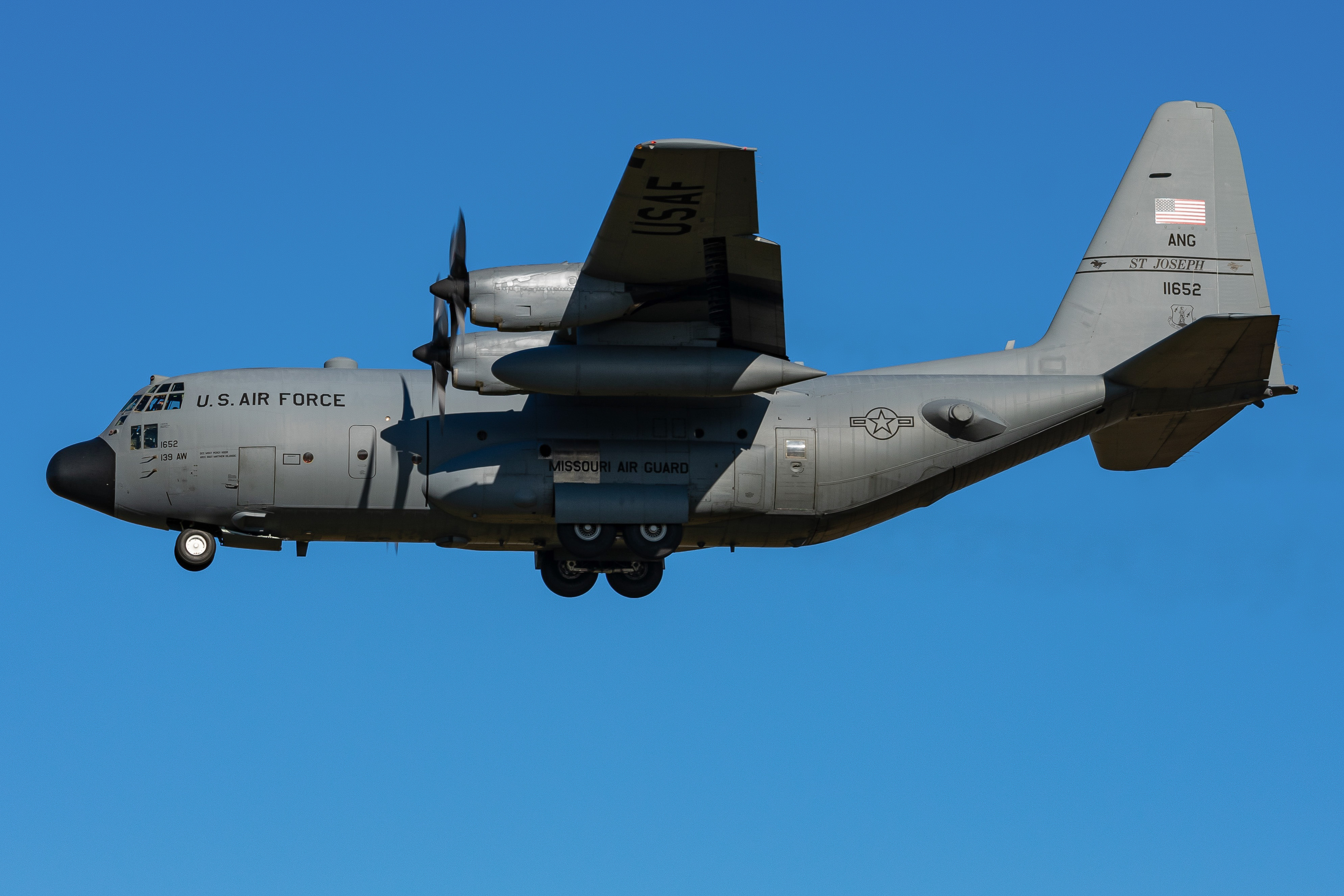 Full size: USAF - United States Air Force Lockheed C-130 Hercules 91-1652 at Philadelphia International Airport