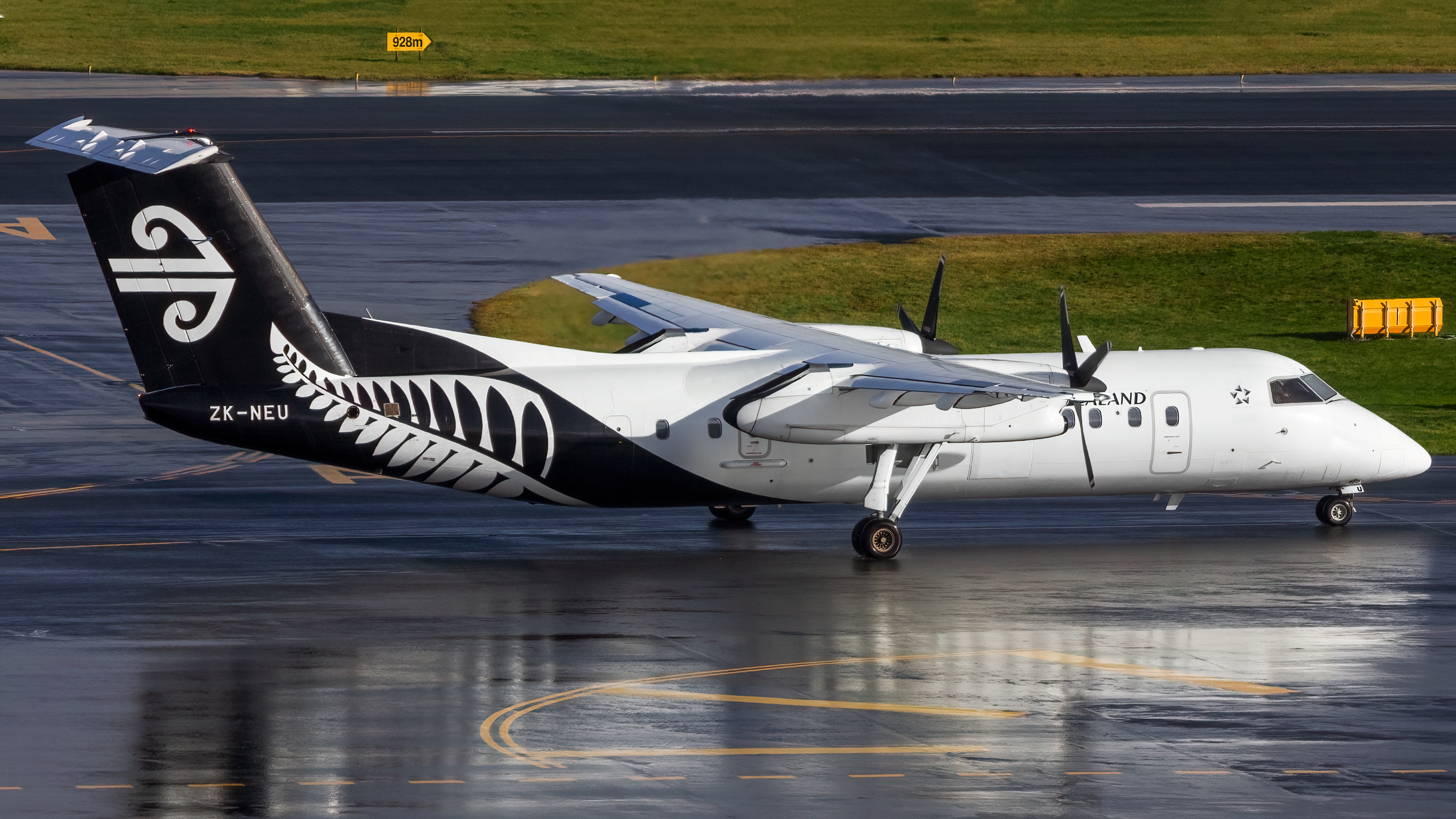 Full size: Air New Zealand De Havilland Dash-8 q300 ZK-NEU at Wellington International Airport