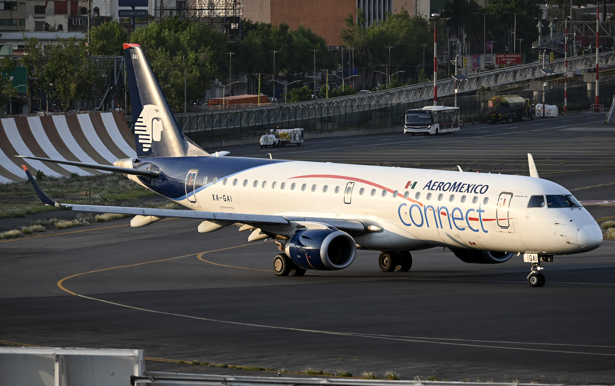 Full size: Aeromexico Connect Embraer E190 XA-GAI at Mexico City International Airport