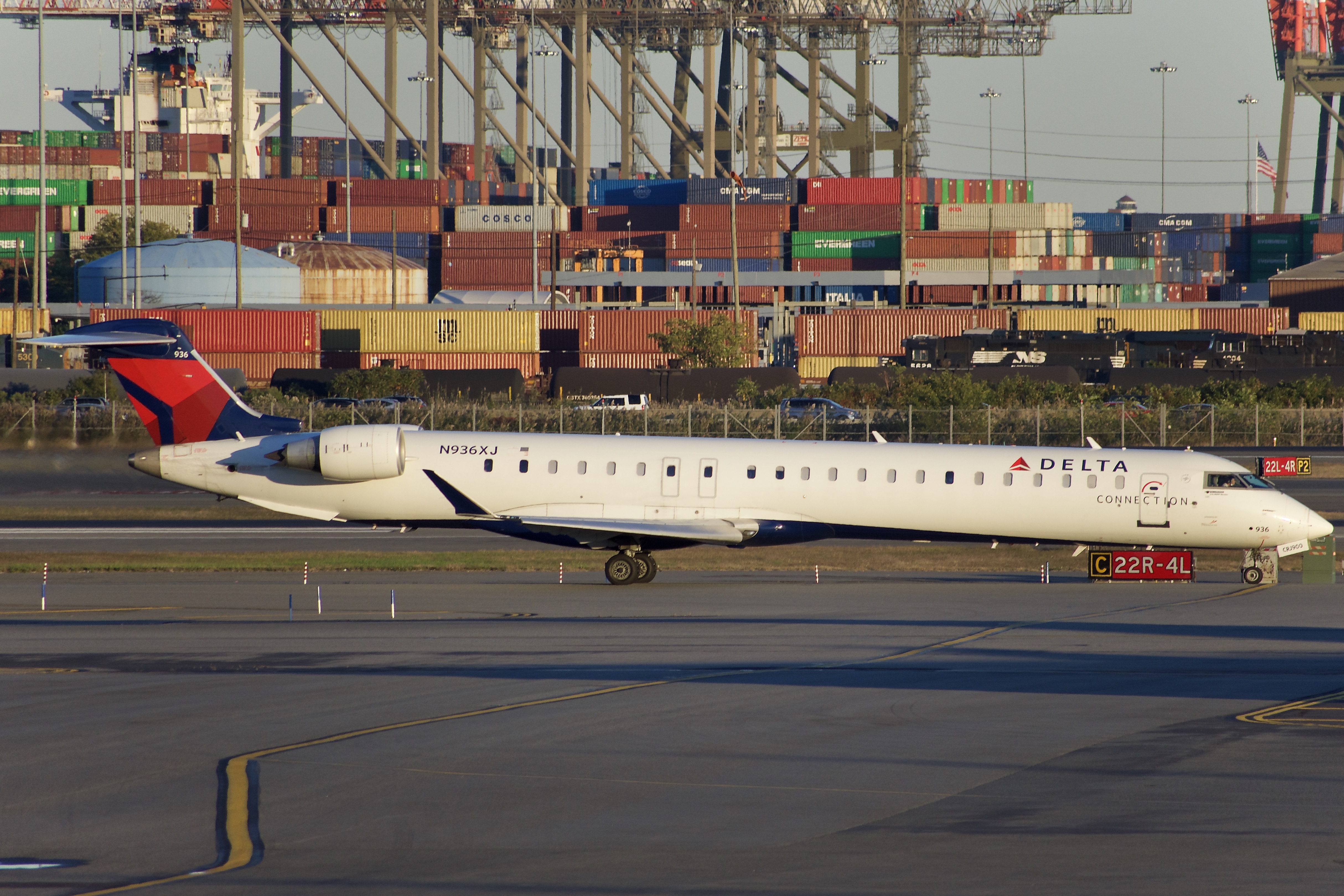 Full size: Delta Connection Mitsubishi CRJ-900 N936XJ at Newark Liberty International Airport