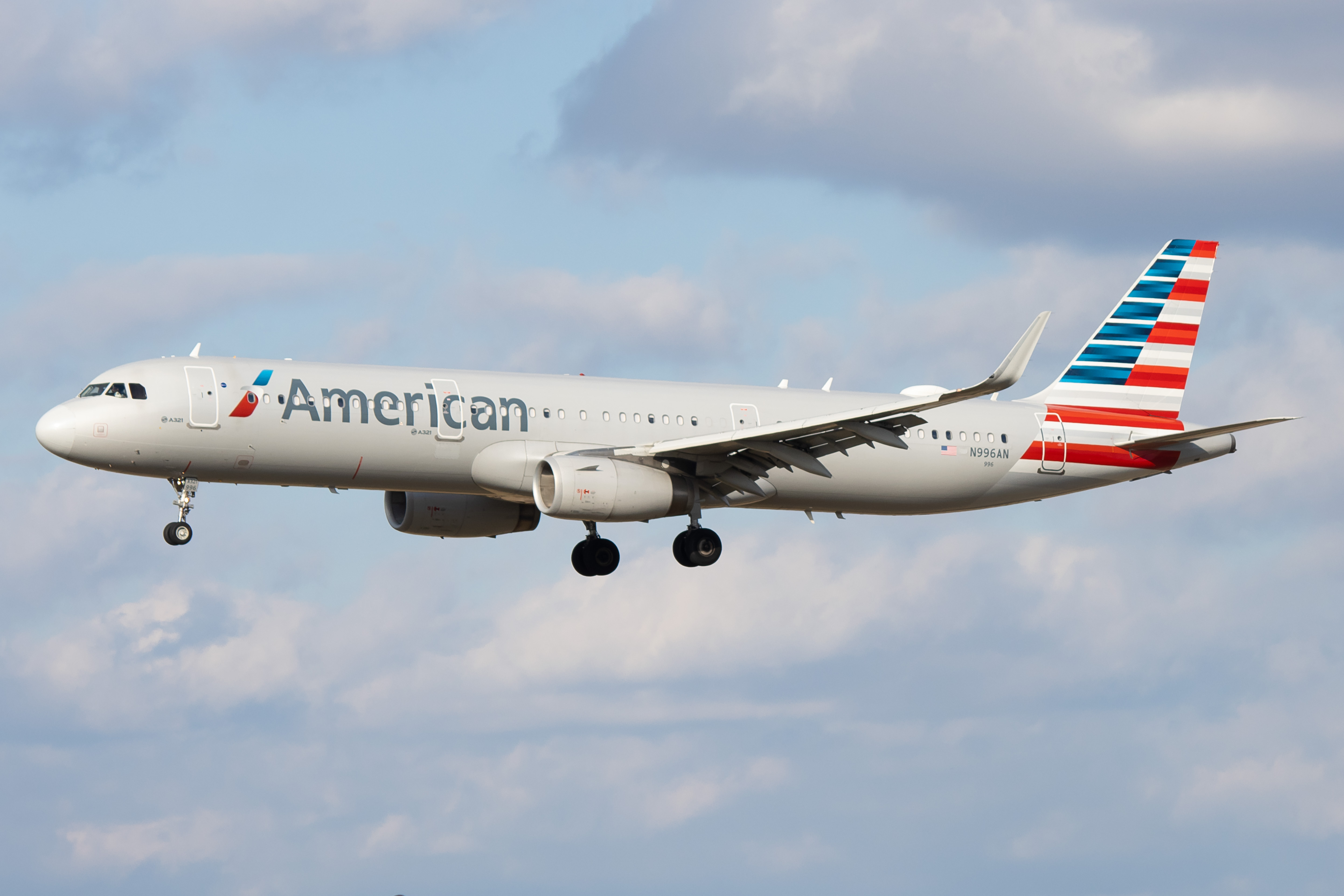 Full size: American Airlines Airbus A321-200 N996AN at Philadelphia International Airport