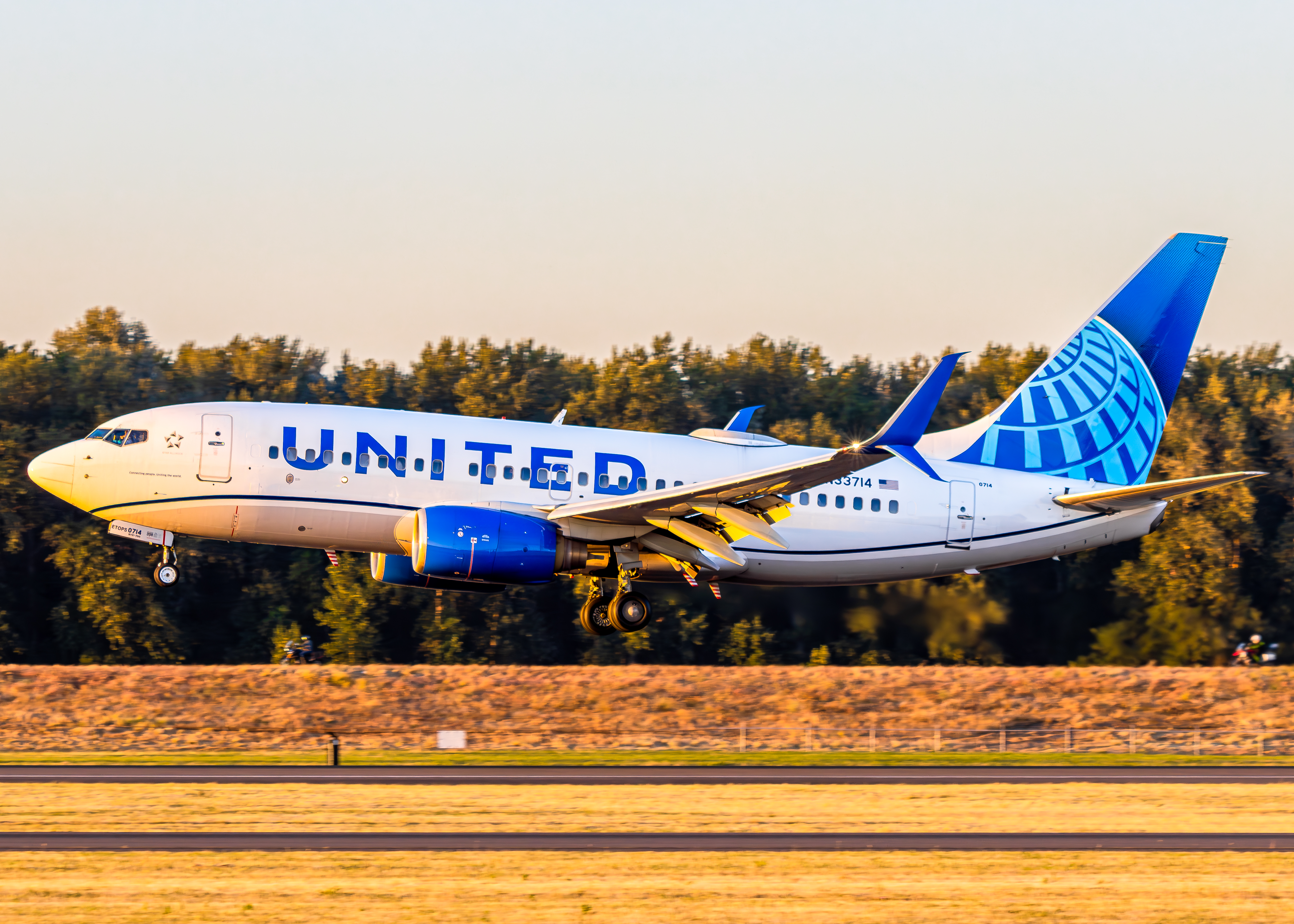 Full size: United Airlines Boeing 737-700 N33714 at Portland International Airport