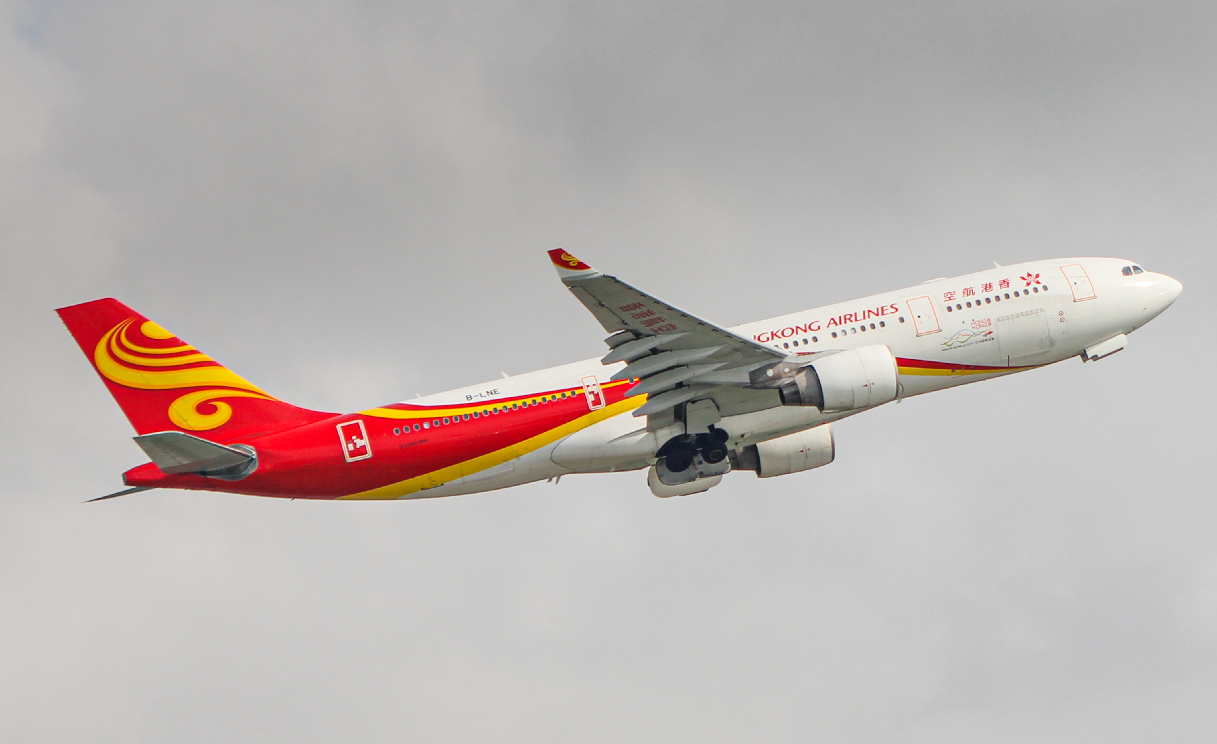 Full size: Hong Kong Airlines Airbus A330-200 B-LNE at Hong Kong International Airport