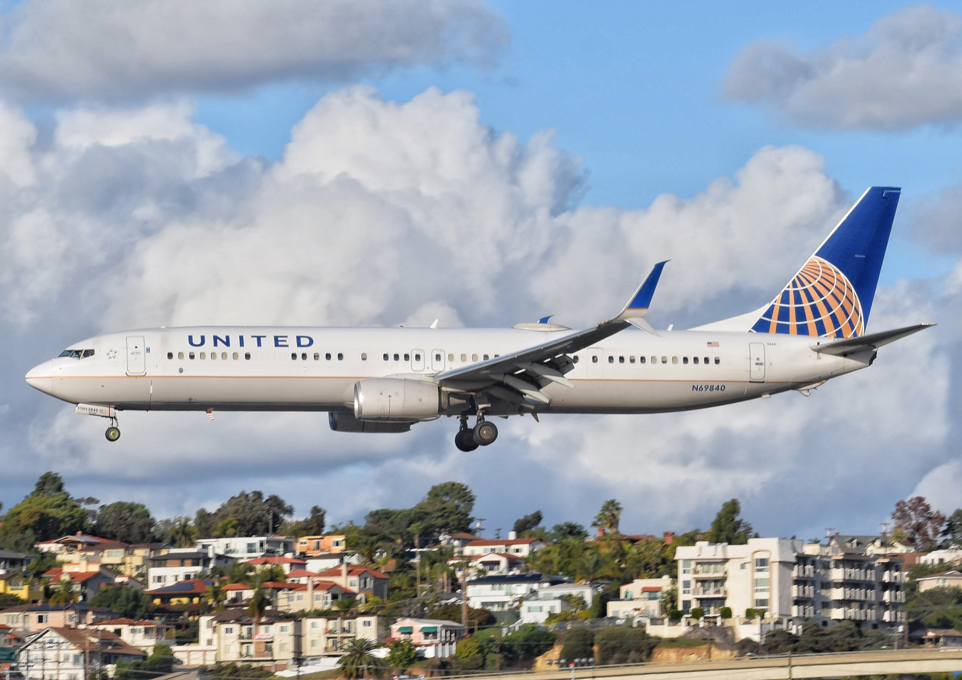 Full size: United Airlines Boeing 737-900ER N69840 at San Diego International Airport