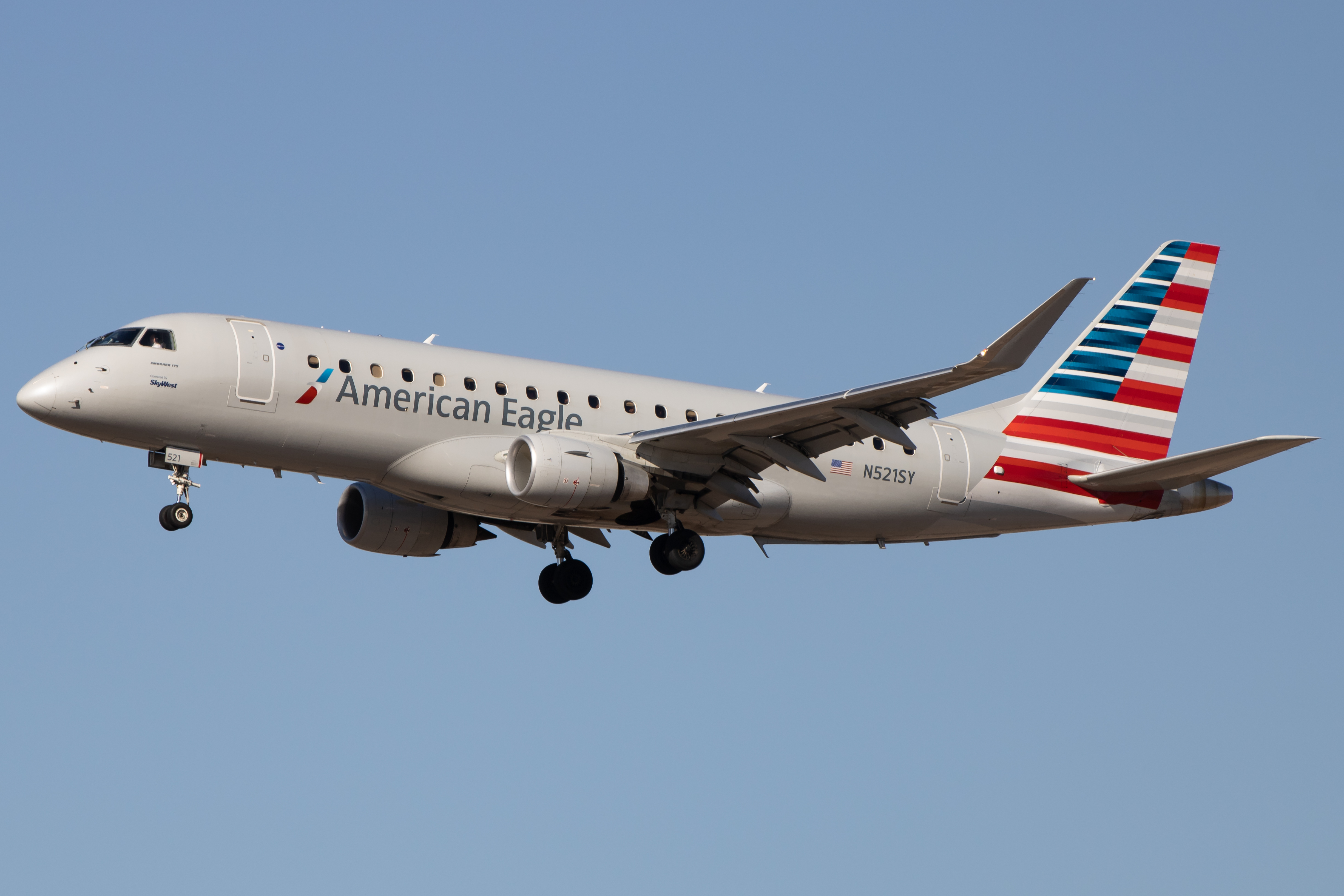 Full size: American Eagle Embraer E175 N521SY at Phoenix Sky Harbor International Airport